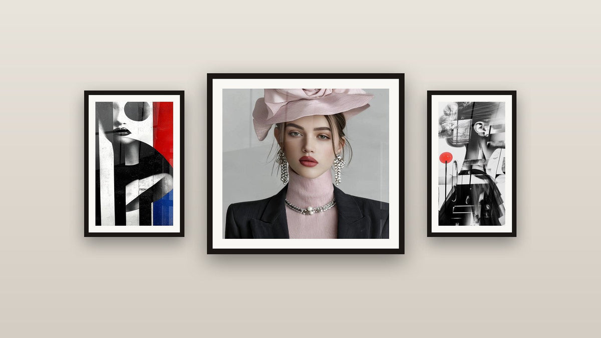 Mur de galerie avec trois tableaux encadrés : Femme portrait artistique, Mode Couture et Portrait femme géométrique