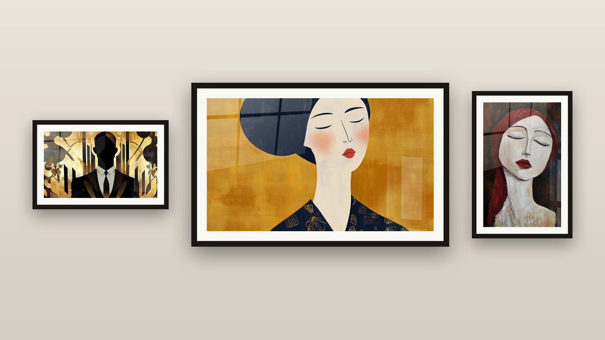 Mur de galerie avec trois tableaux encadrés, dont Inspiré par Tête de Amedeo Modigliani N°1