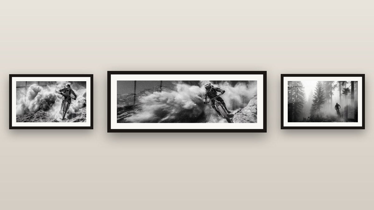 Mur de galerie avec trois tableaux encadrés : VTT Descente Poussiéreuse, VTT Forêt Brumeuse et VTT Descente Extrême