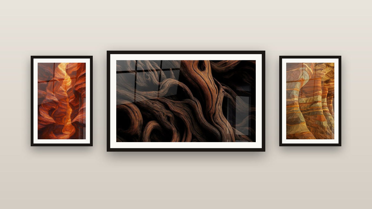 Mur de galerie avec trois tableaux encadrés