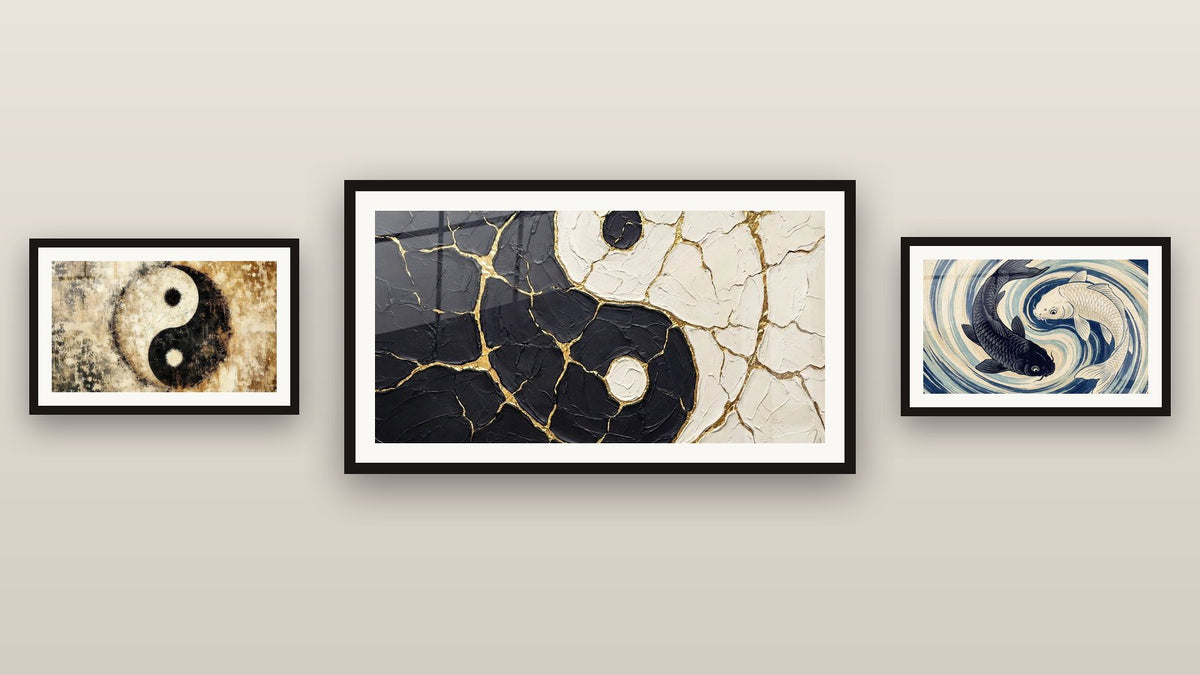 Mur de galerie avec trois tableaux encadrés, dont Fusion des Énergies