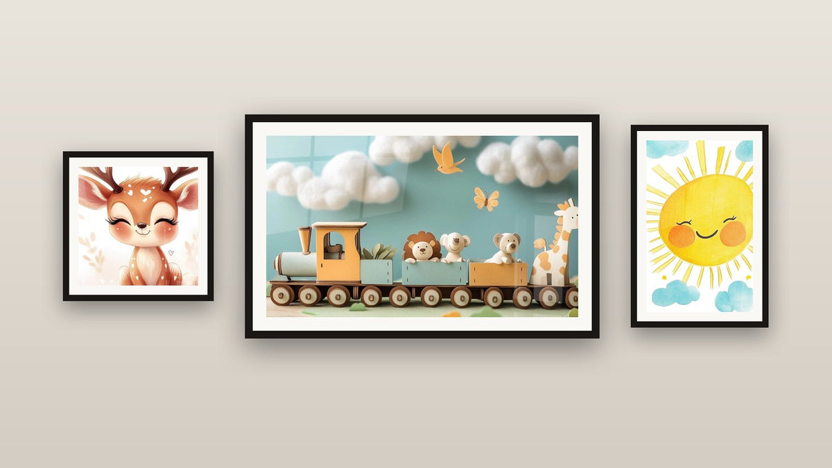 Mur de galerie avec trois tableaux encadrés : Enfants N°21, Train N°2 et Enfants N°22