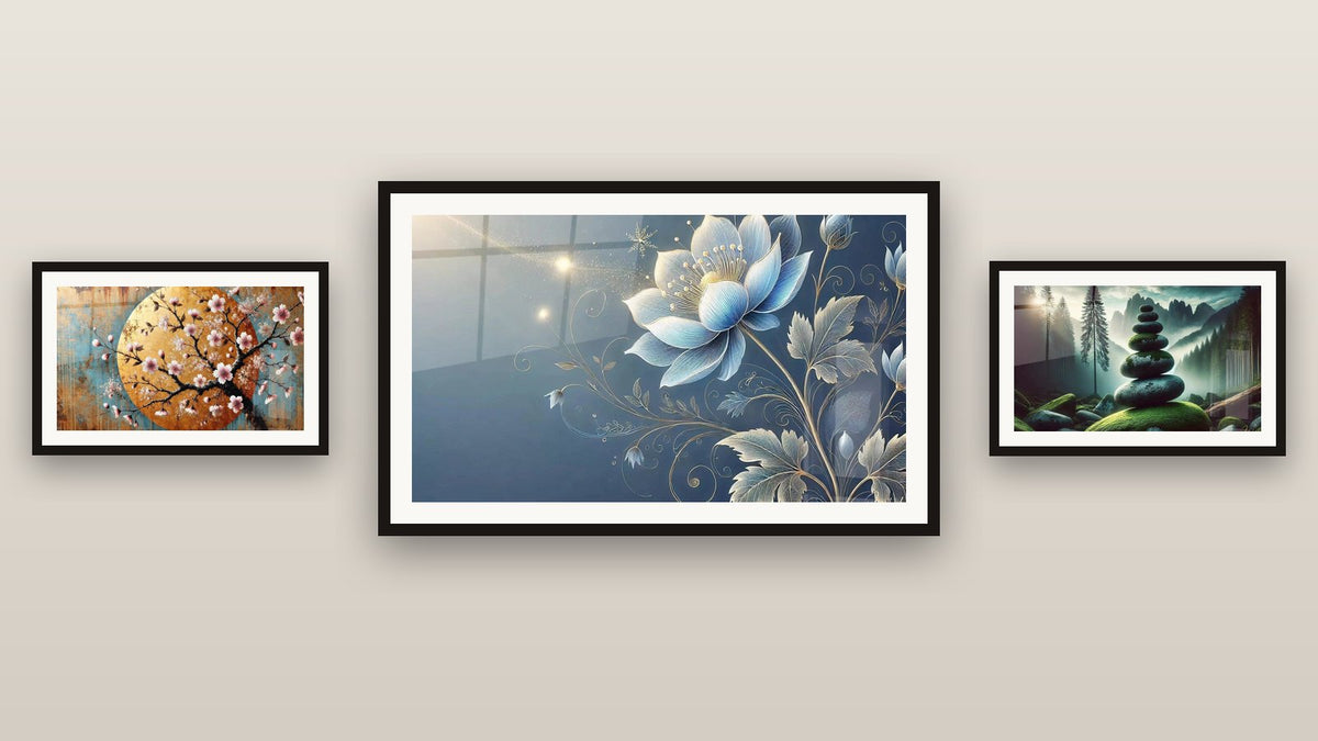 Parete galleria con tre quadri incorniciati: Fiore di Luce, Equilibrio Forestale e Dolcezza Floreale