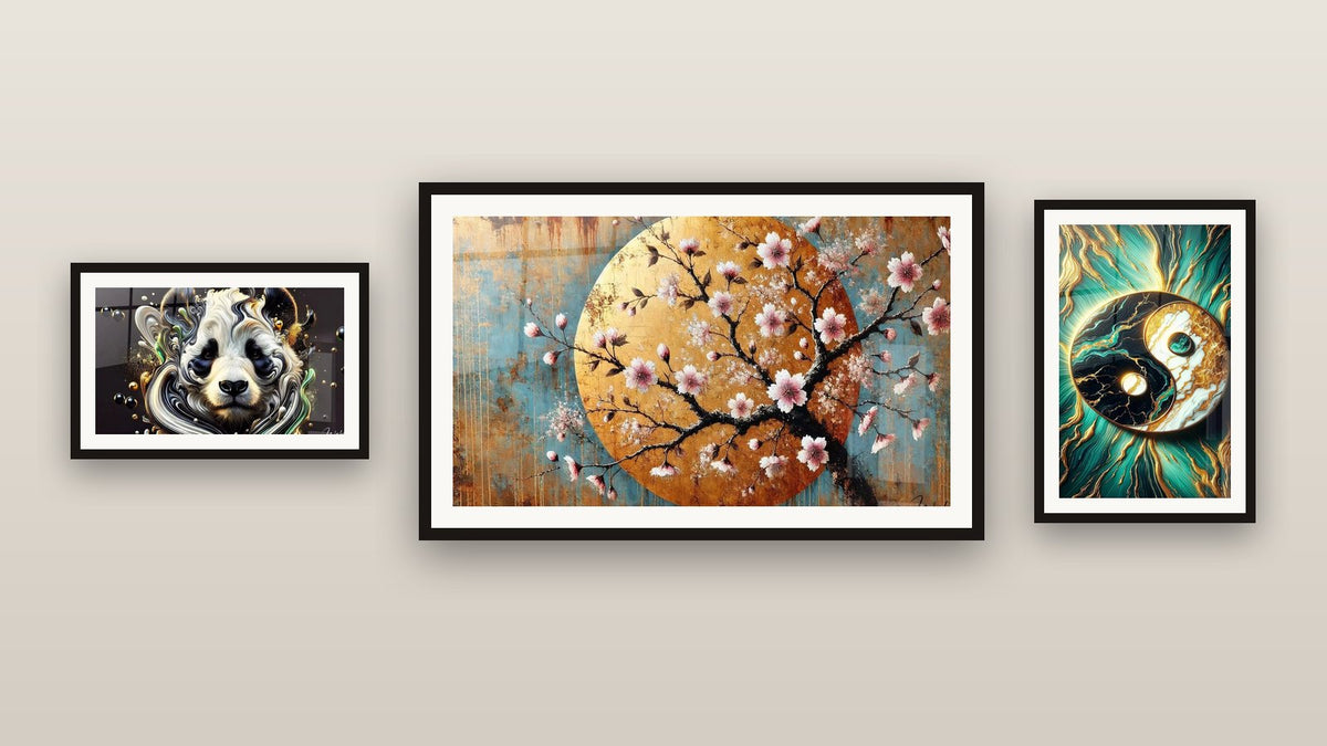 Pared de galería con tres cuadros enmarcados: Fluidez Zen, Equilibrio y Dulzura Floral