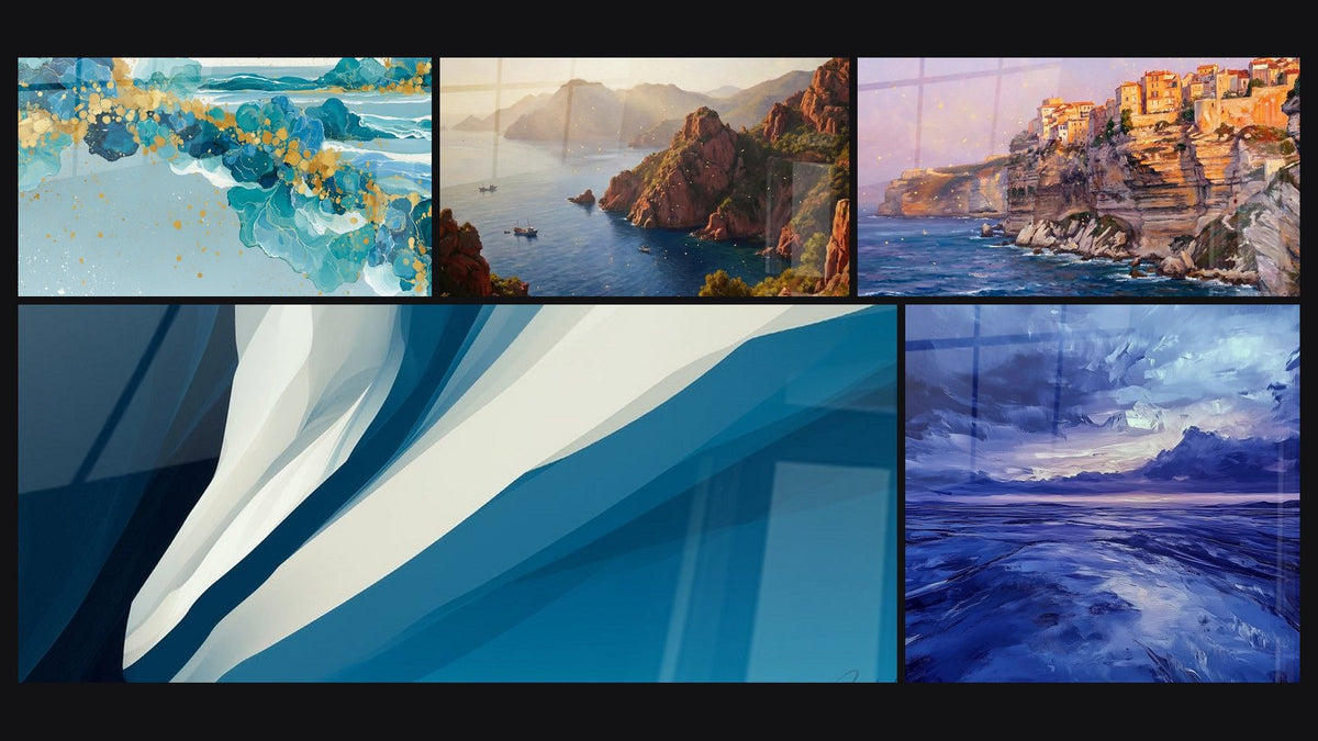 Mosaico di cinque quadri, tra cui Onde blu navy e bianco sporco intrecciate e Costa Rocciosa Mediterranea
