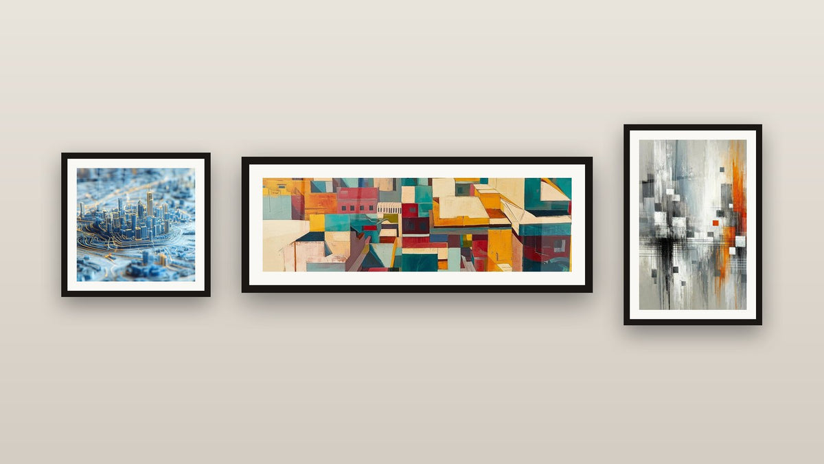 Parete galleria con tre quadri incorniciati, tra cui Città Cubica e Città in linee -Edizione Cubismo Astratto