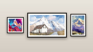 Galerijwand met drie ingelijste schilderijen: Tafel Top met Sneeuw, Huis in de Bergen en Berggeschilderd Psychedelisch