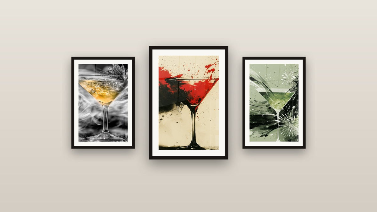 Mur de galerie avec trois tableaux encadrés