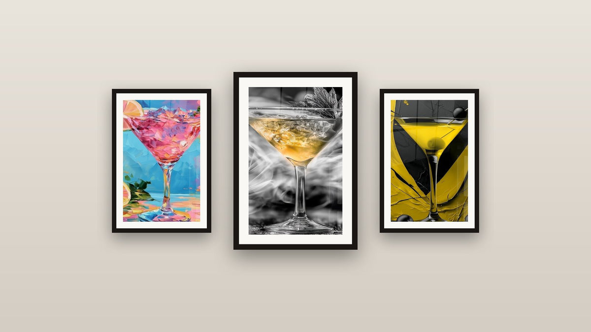 Mur de galerie avec trois tableaux encadrés
