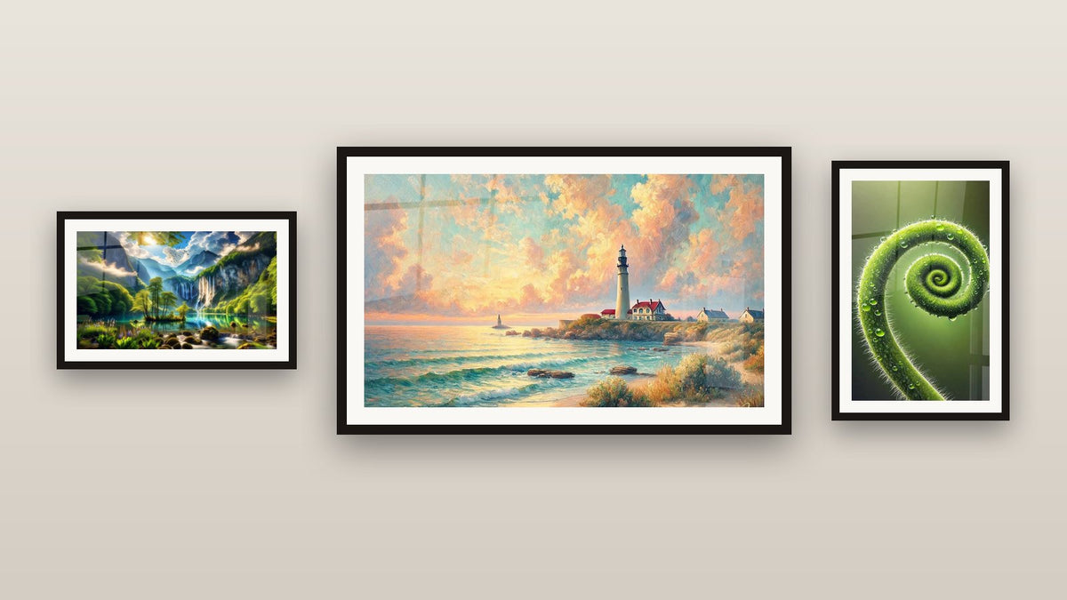 Galeriewand mit drei gerahmten Gemälden: Dämmerung am Leuchtturm, Spirale des Lebens und Eden Grün mit Tausend Kaskaden