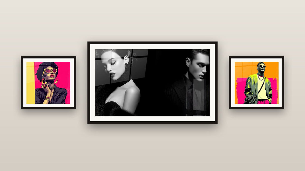 Pared de galería con tres cuadros enmarcados, entre ellos Mujer Afro y Moda
