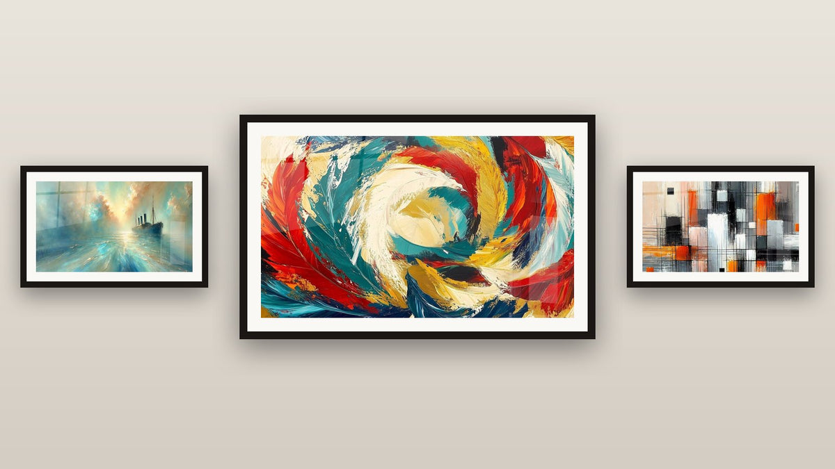 Mur de galerie avec trois tableaux encadrés : Métamorphose Cosmique, Au Cœur de la Brise et Mécanique des couleurs