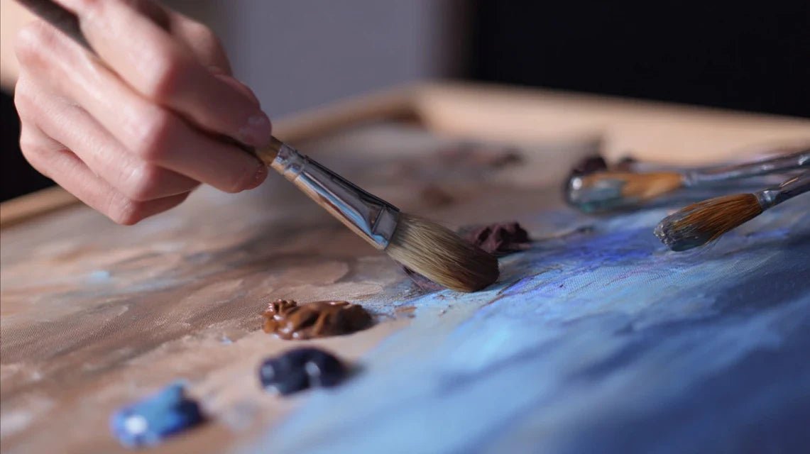 Vernis qui vieillissent mal : les prévenir pour éviter l’effet jauni et terne sur votre tableau mural