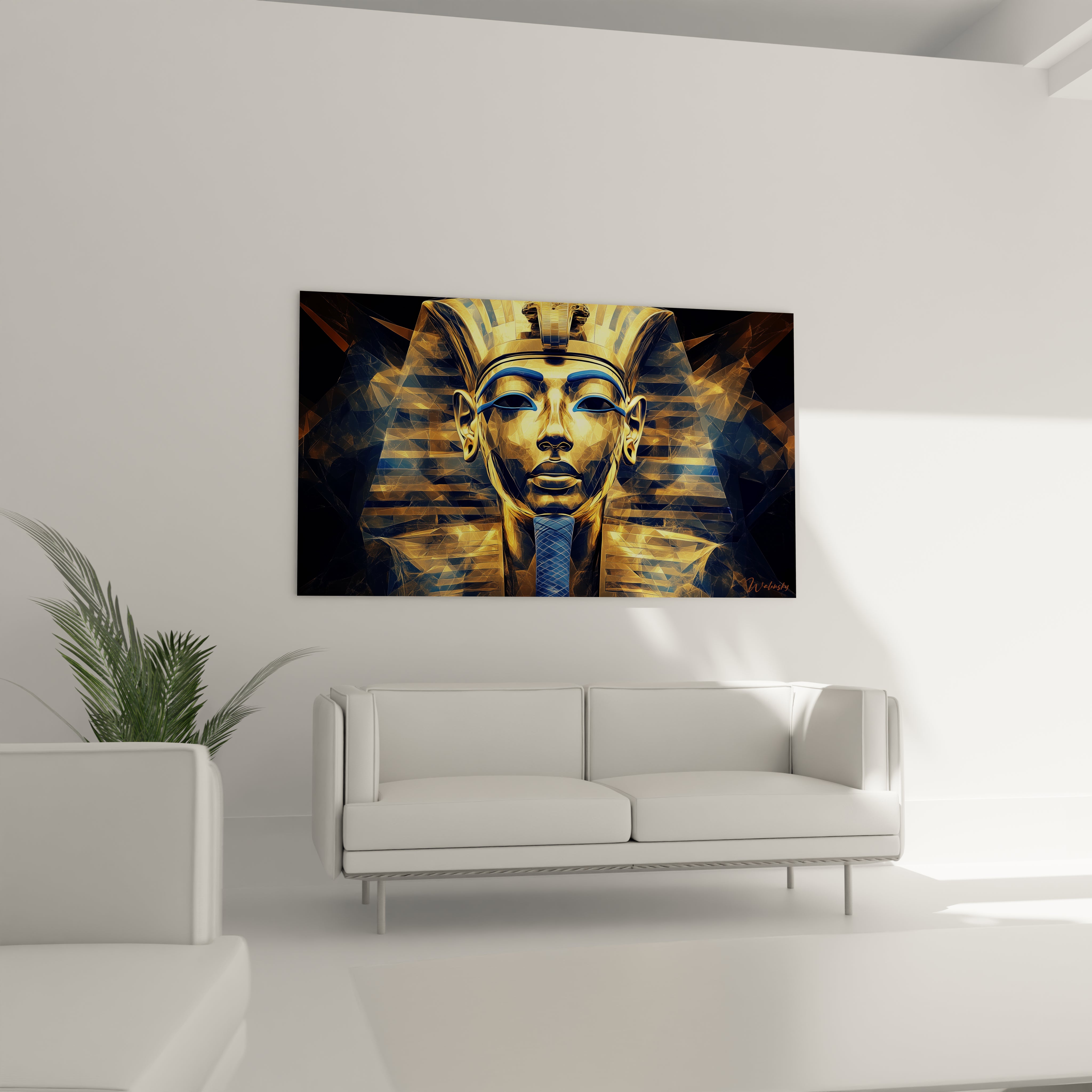 Tableau Egypte mural représentant le masque de Toutankhamon en couleurs dorées accroché au-dessus d'un canapé blanc dans un salon moderne