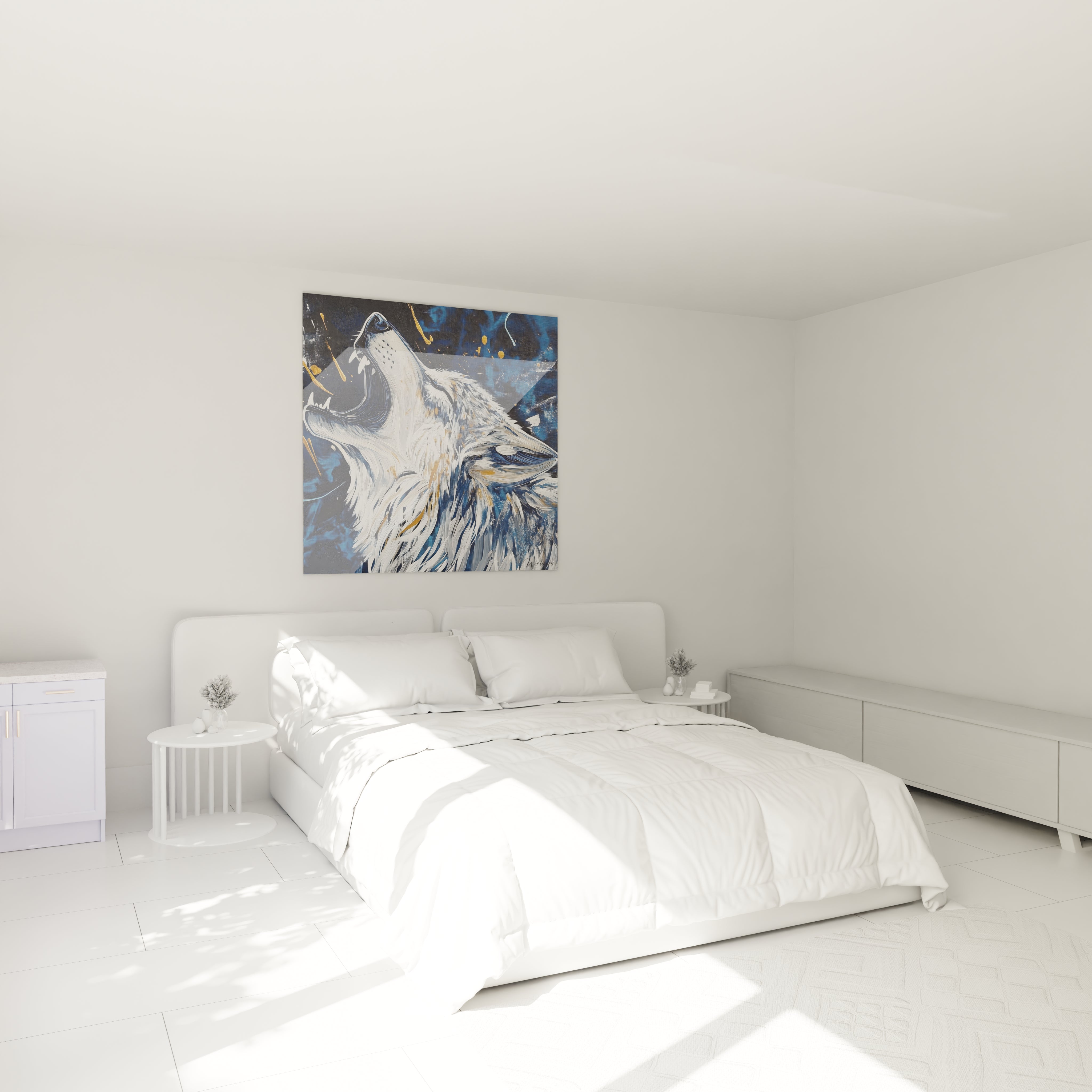 Tableau loup Walensky stylisé accroché au-dessus d'un lit moderne dans une chambre blanche minimaliste