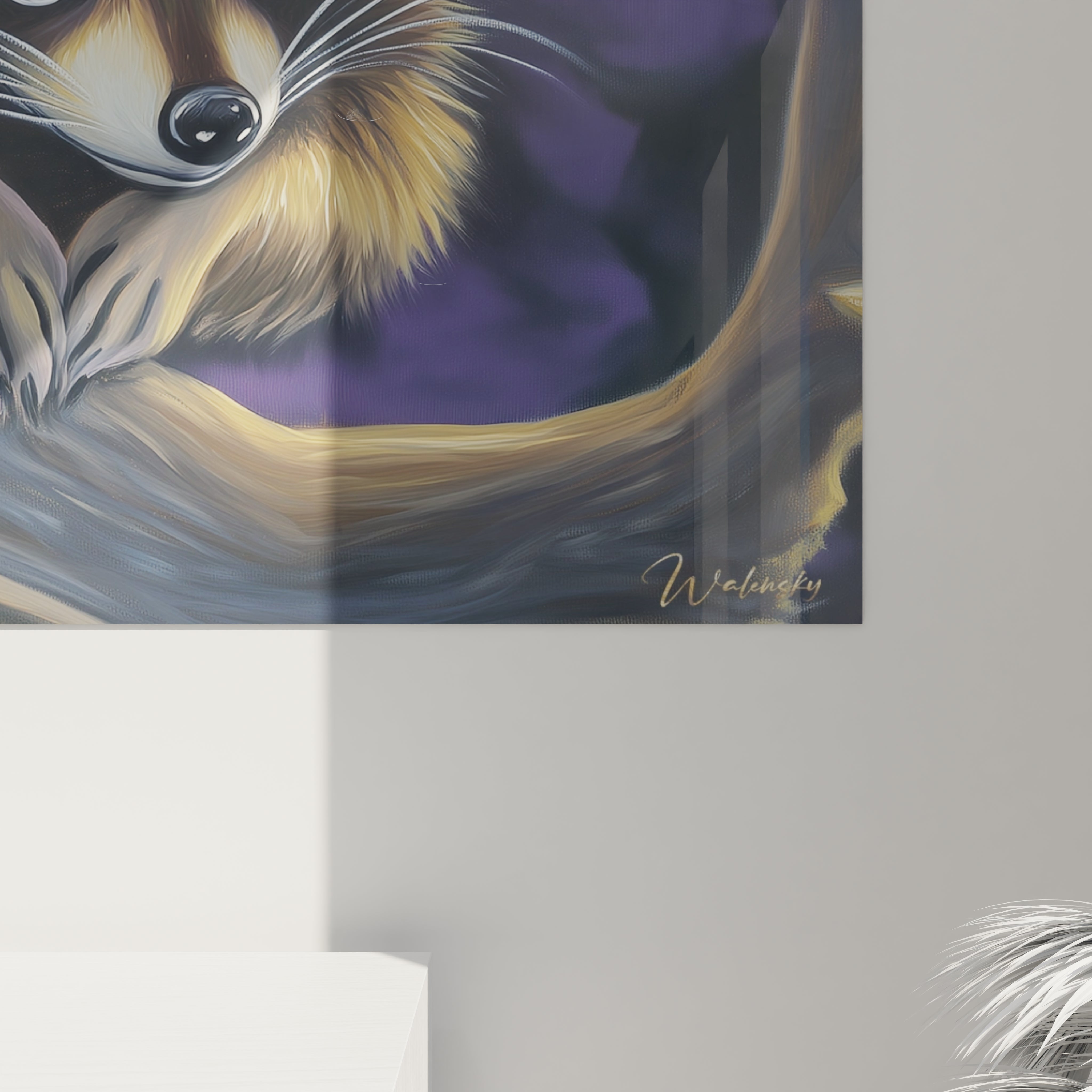 Tableau raton laveur coloré signé Walensky accroché sur un mur gris clair
