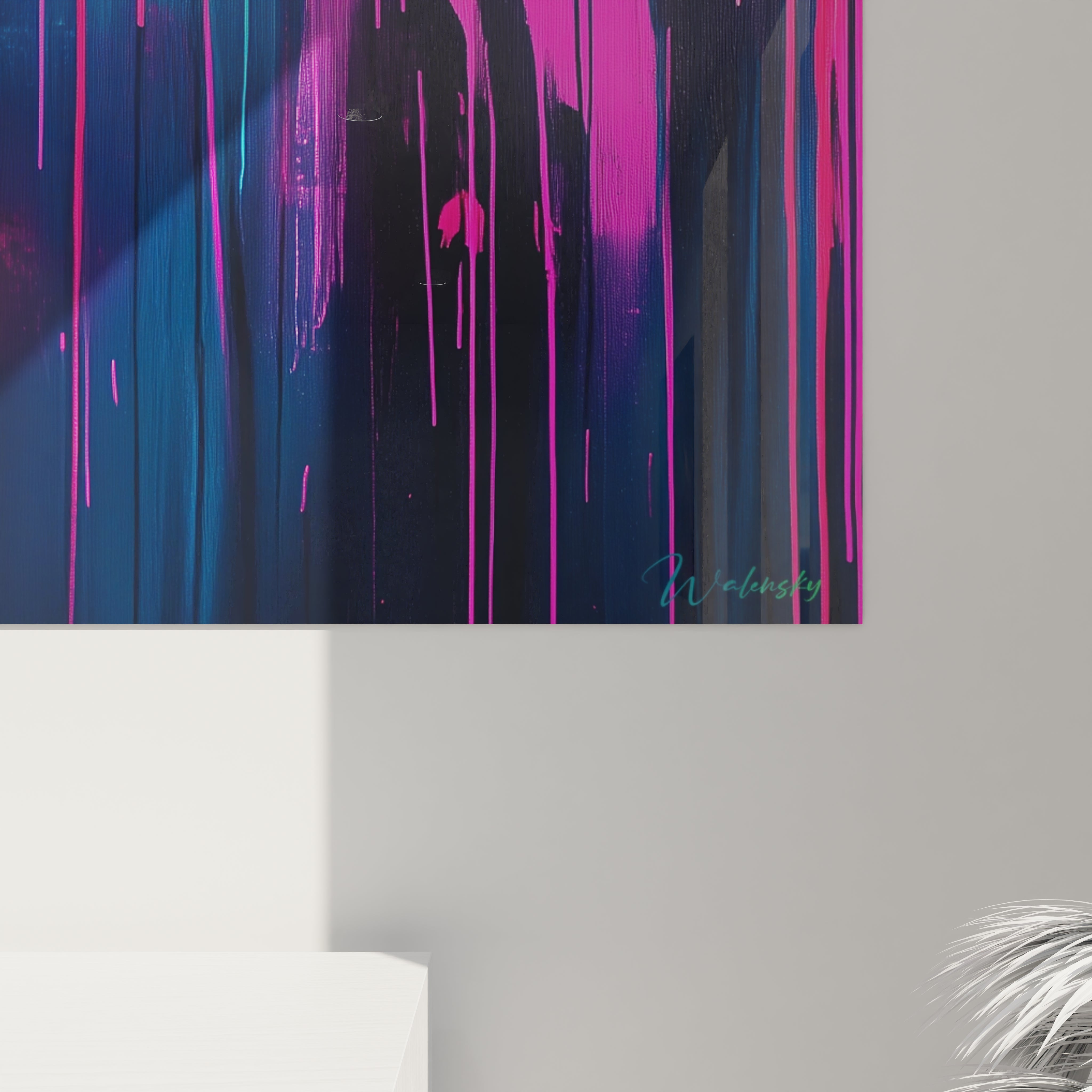 Un tableau street art aux teintes électriques déployant une composition verticale de coulures fluides, où le rose vif domine et dialogue avec des bleus profonds, créant une atmosphère urbaine nocturne vibrant d'énergie visuelle.
