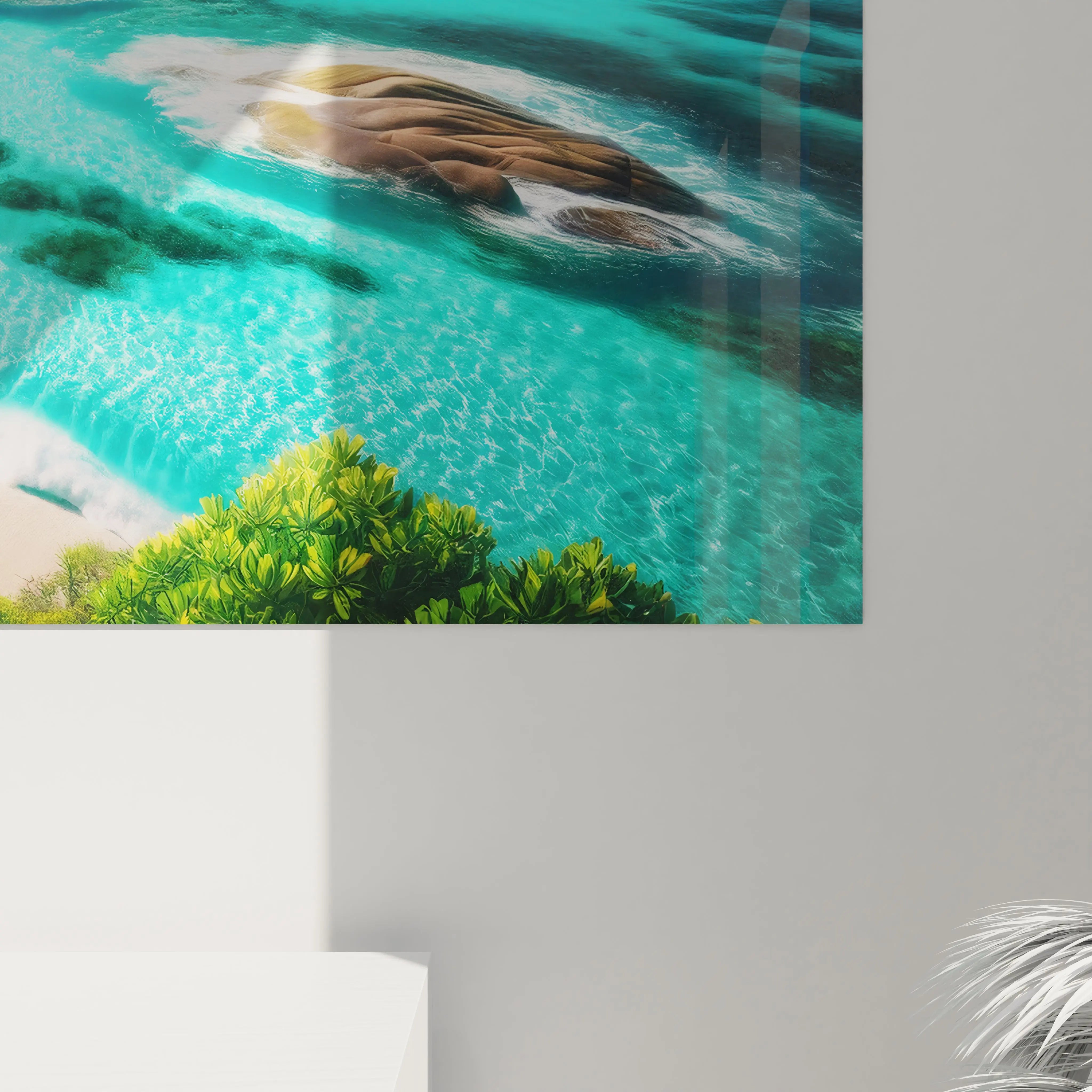 "Art mural acrylique plage exotique, végétation luxuriante et mer calme, rendu lumineux."