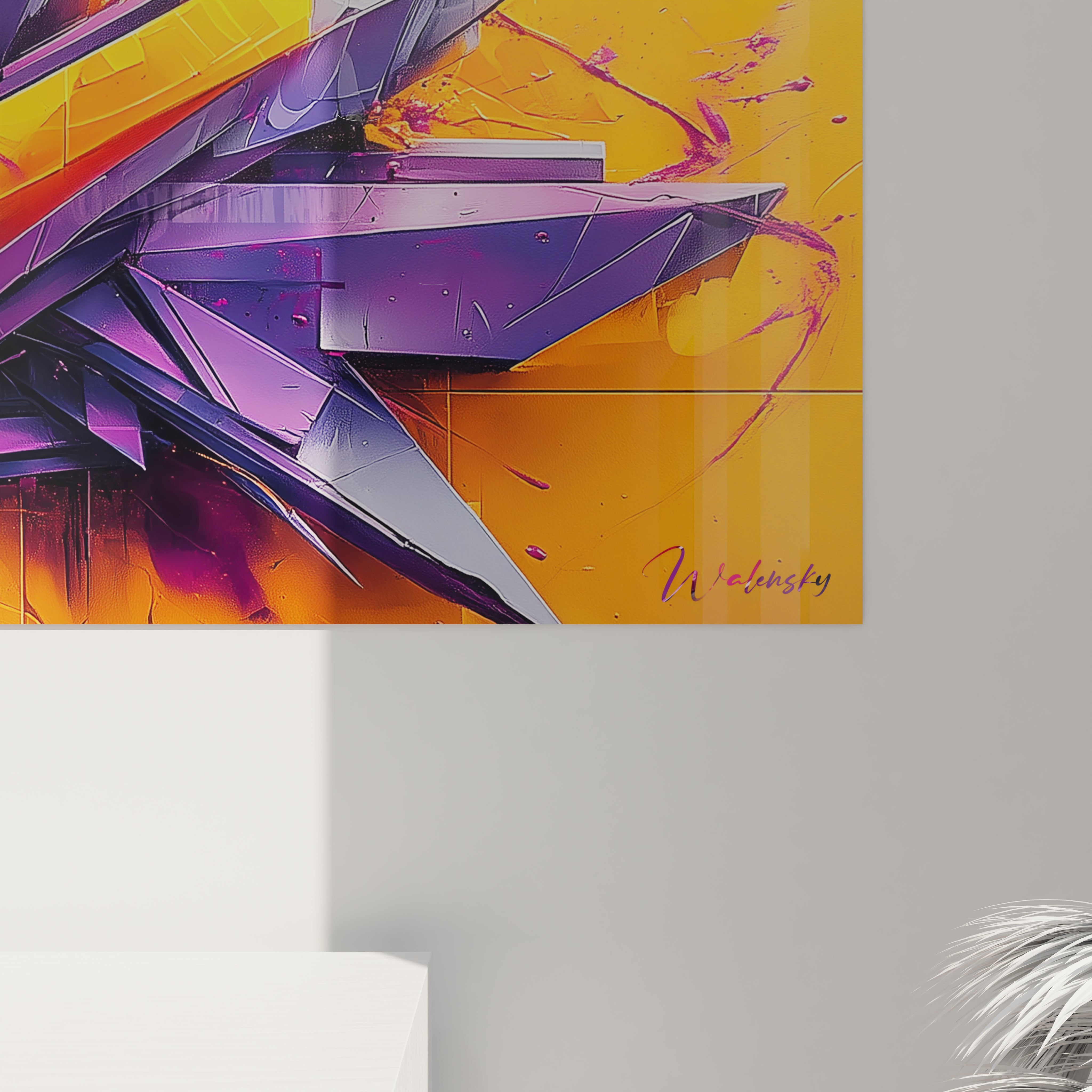 Tableau moderne aux formes angulaires fragmentées dominé par des tons violets, roses et oranges, créant un contraste dynamique entre zones froides et chaudes, avec des surfaces brillantes et mates qui génèrent profondeur et mouvement dans une composition géométrique abstraite.
