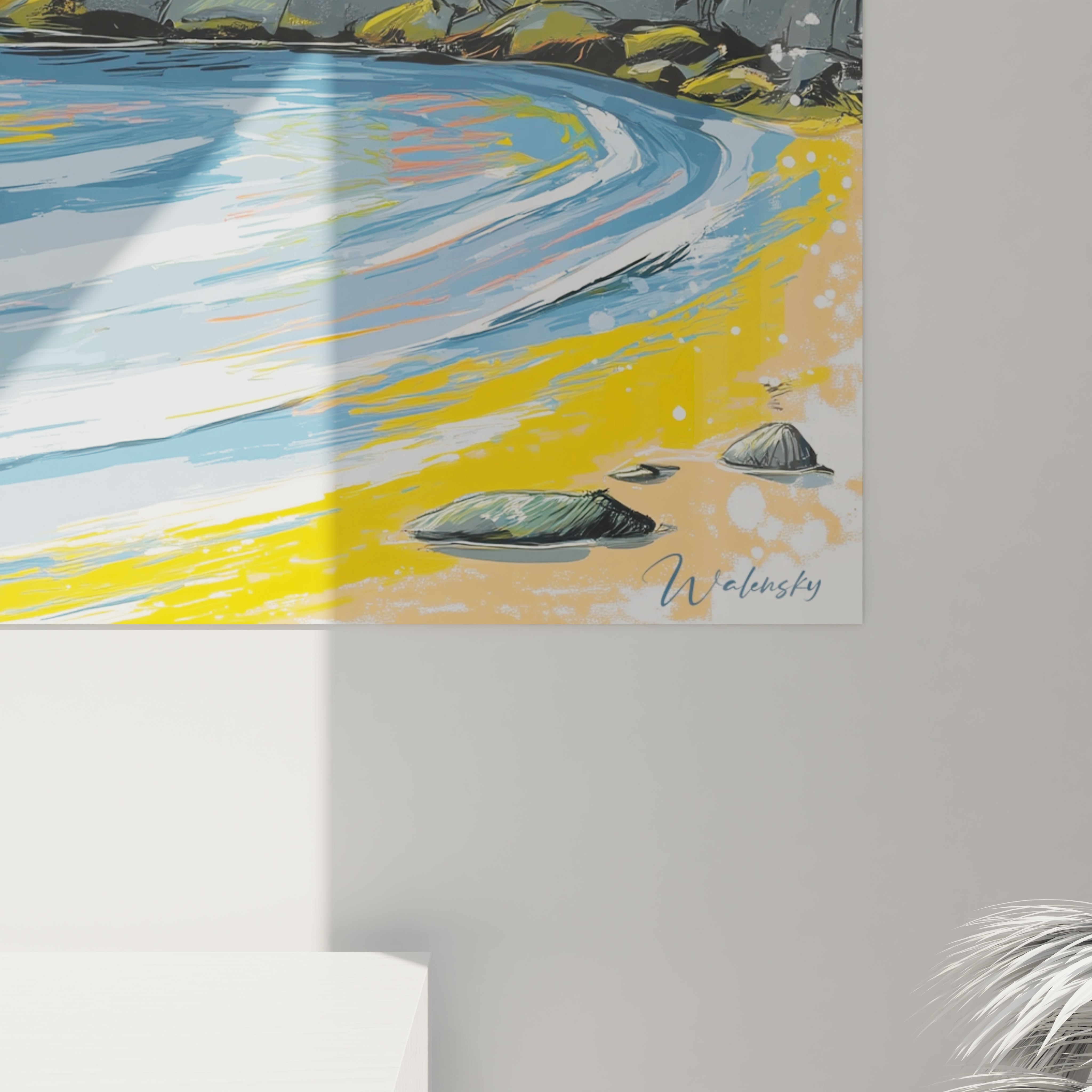 Tableau mural Walensky tableau paysage tropical abstrait aux tons sombres et dorés accroché dans un intérieur moderne