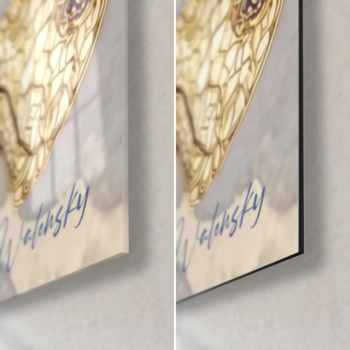 Tableau reptile géant en fleurs bleues et or, coin bas droit : verre acrylique brillant à gauche, Dibond noir mat à droite, tranche de 3 mm