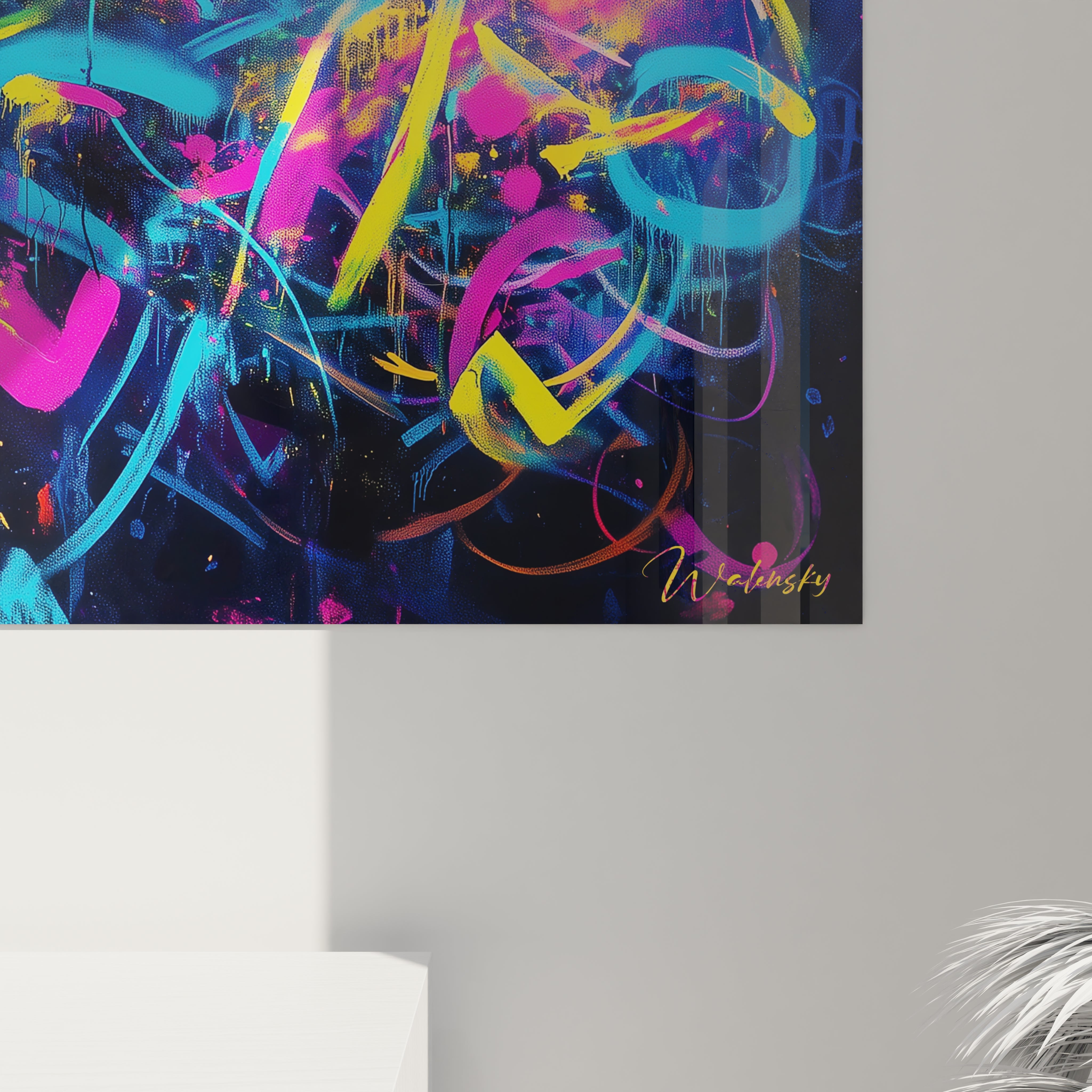 Un tableau graffiti contemporain composé de lignes vibrantes en rose fuchsia, bleu électrique et jaune fluo qui s'entremêlent sur un fond noir profond, produisant une tension visuelle rythmique accentuée par des contrastes lumineux et des textures variées.
