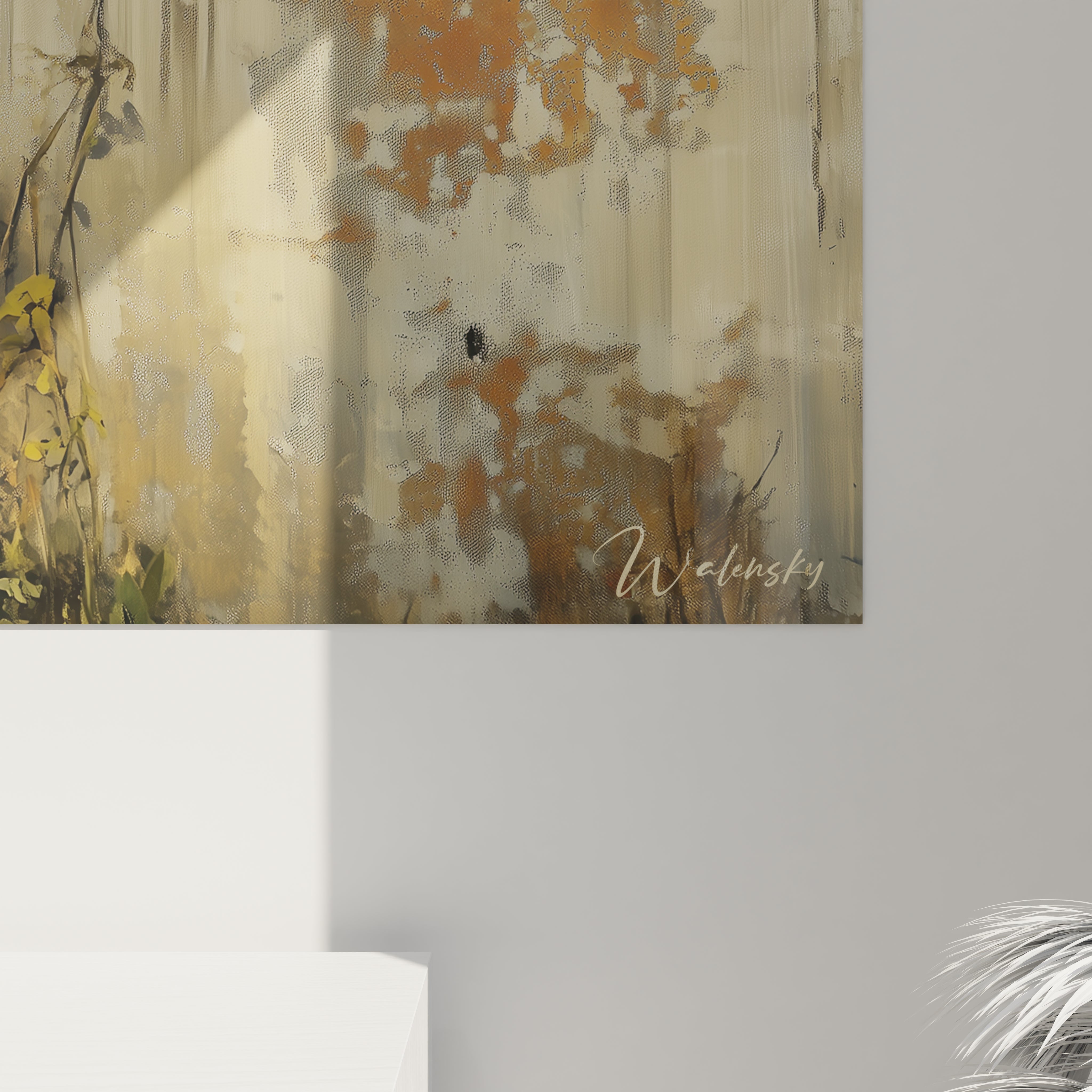 Un tableau expressif d'un léopard observant directement le spectateur depuis l'ouverture d'un mur texturé aux tons beiges et orangés, avec des plantes vertes grimpantes qui adoucissent la structure, créant un dialogue visuel entre nature indomptée et environnement construit.
