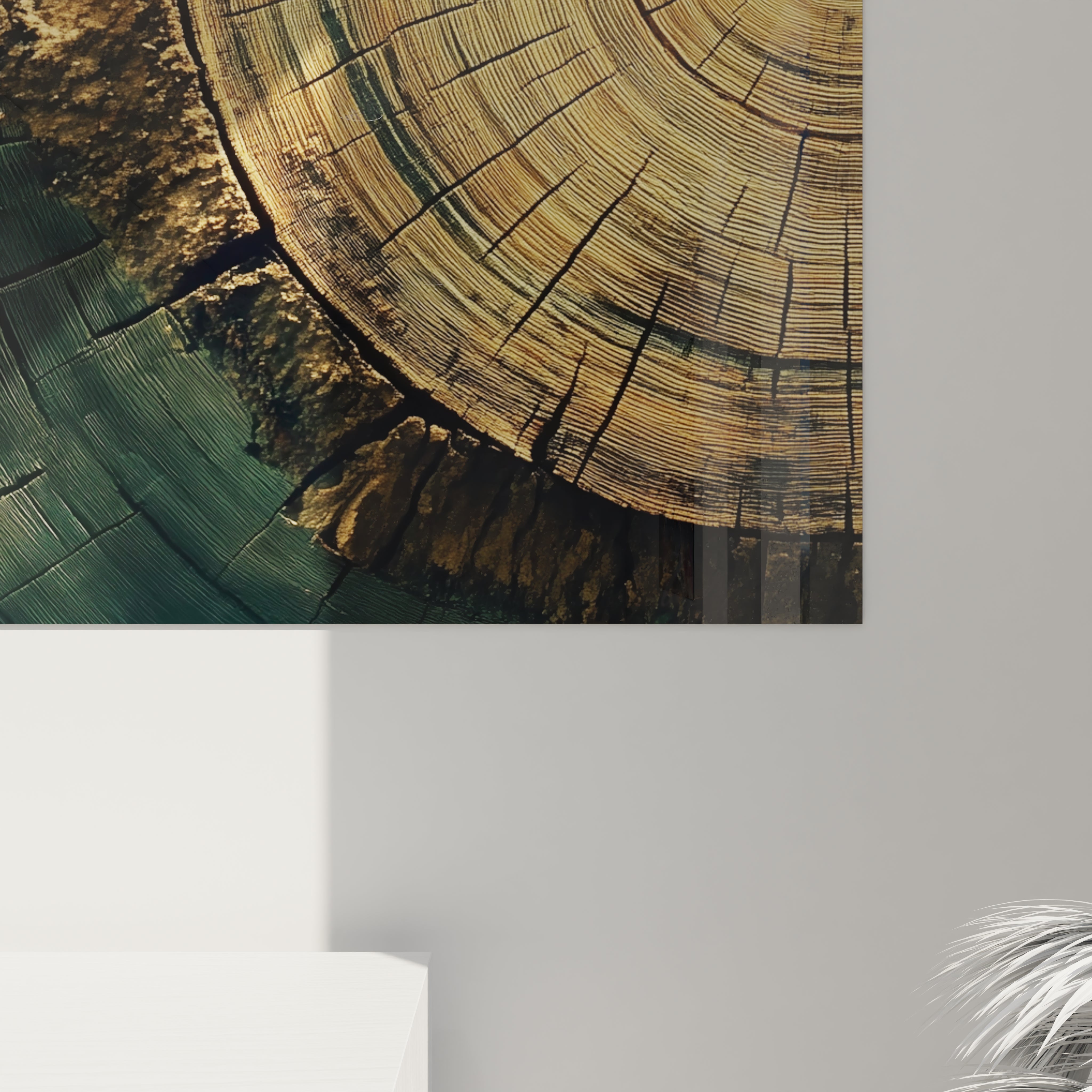 Un tableau mural associant une tranche de bois poli révélant des cercles de croissance dorés et une résine vert foncé brillante, séparés par une ligne irrégulière d'écorce brune, créant un dialogue visuel entre éléments naturels et contemporains.
