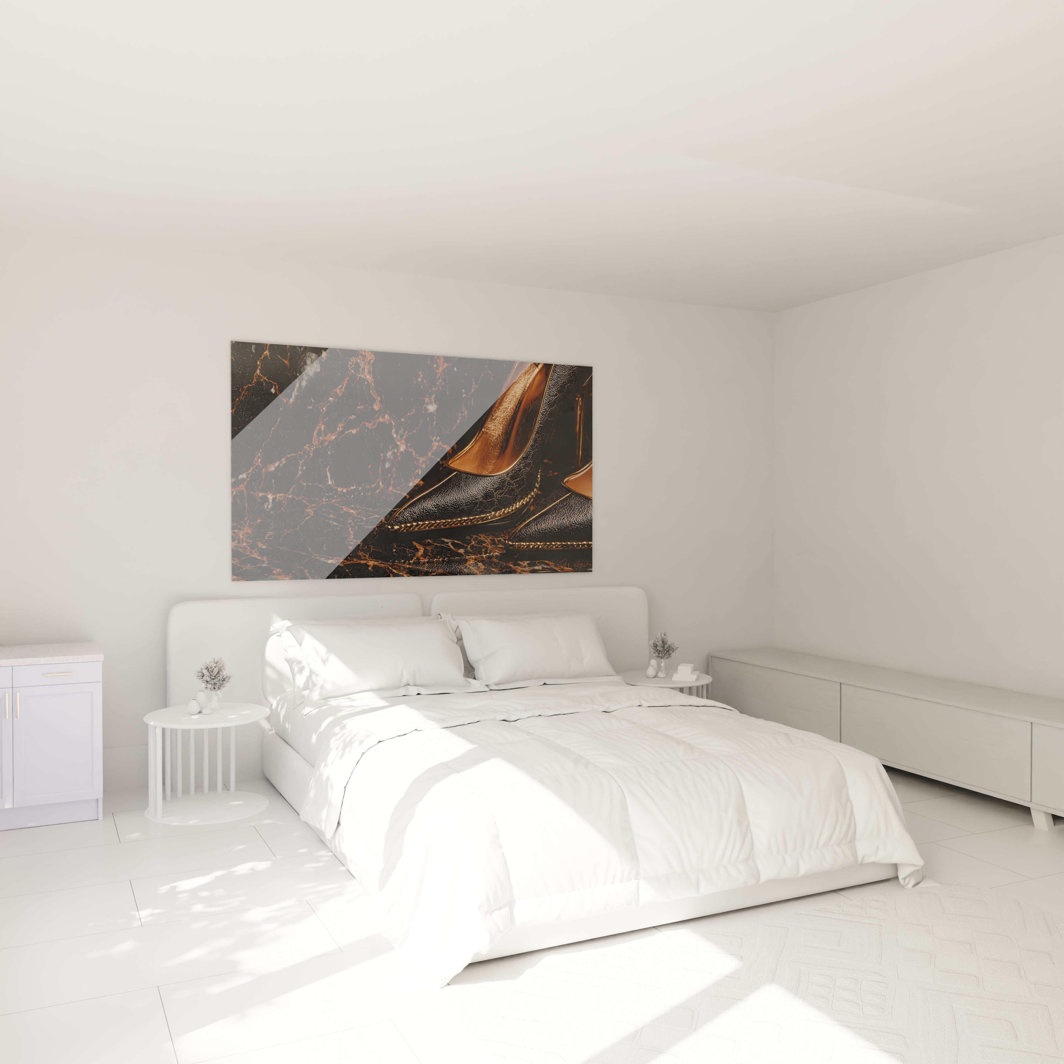 Tableau escarpins dorés Walensky sur mur dans une chambre moderne et lumineuse