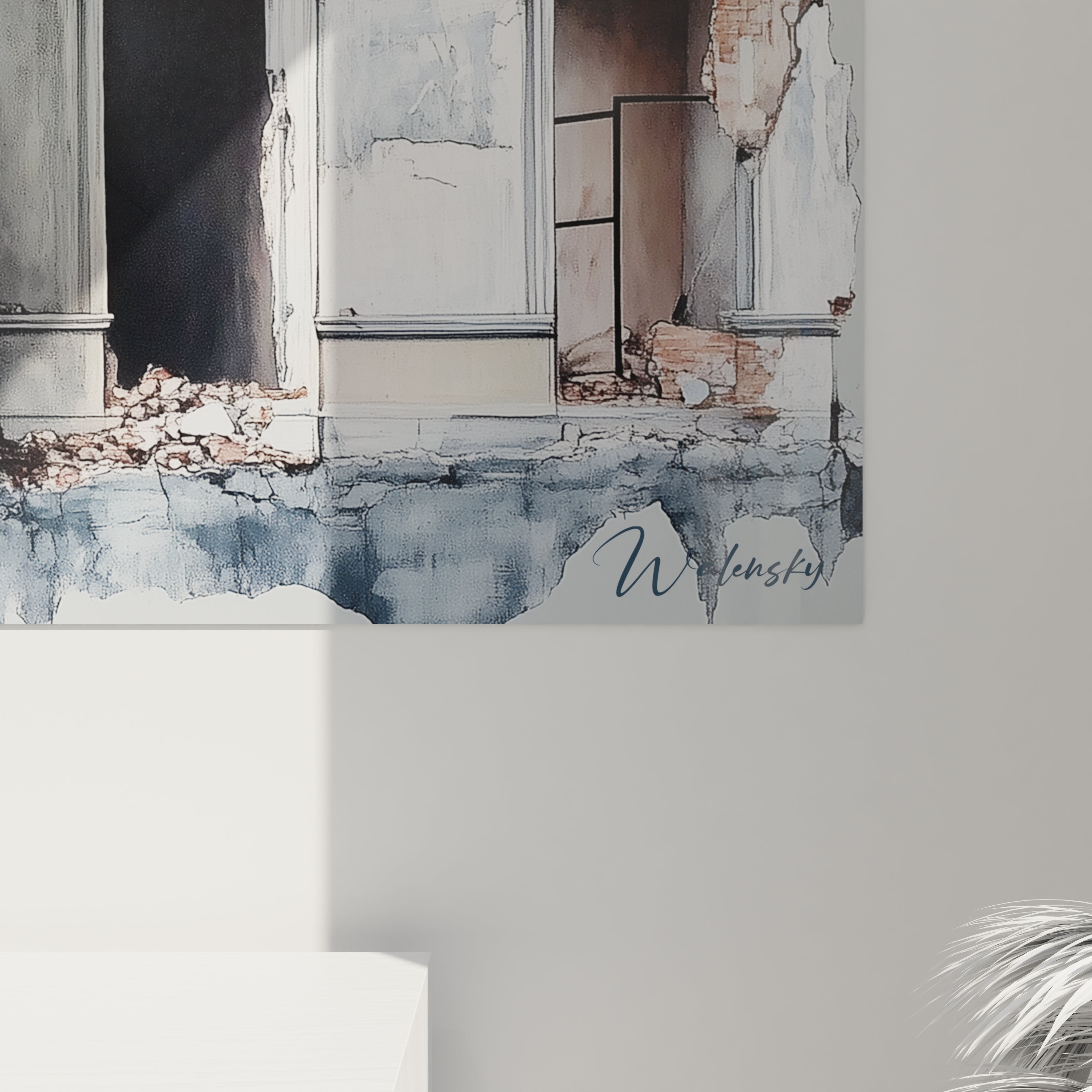 Tableau de façade urbaine en déclin où des murs corail s'effritent pour révéler la structure, avec entrée centrale surmontée d'un fronton classique, combinant techniques d'aquarelle et dessin architectural précis pour capturer la beauté de la décrépitude.
