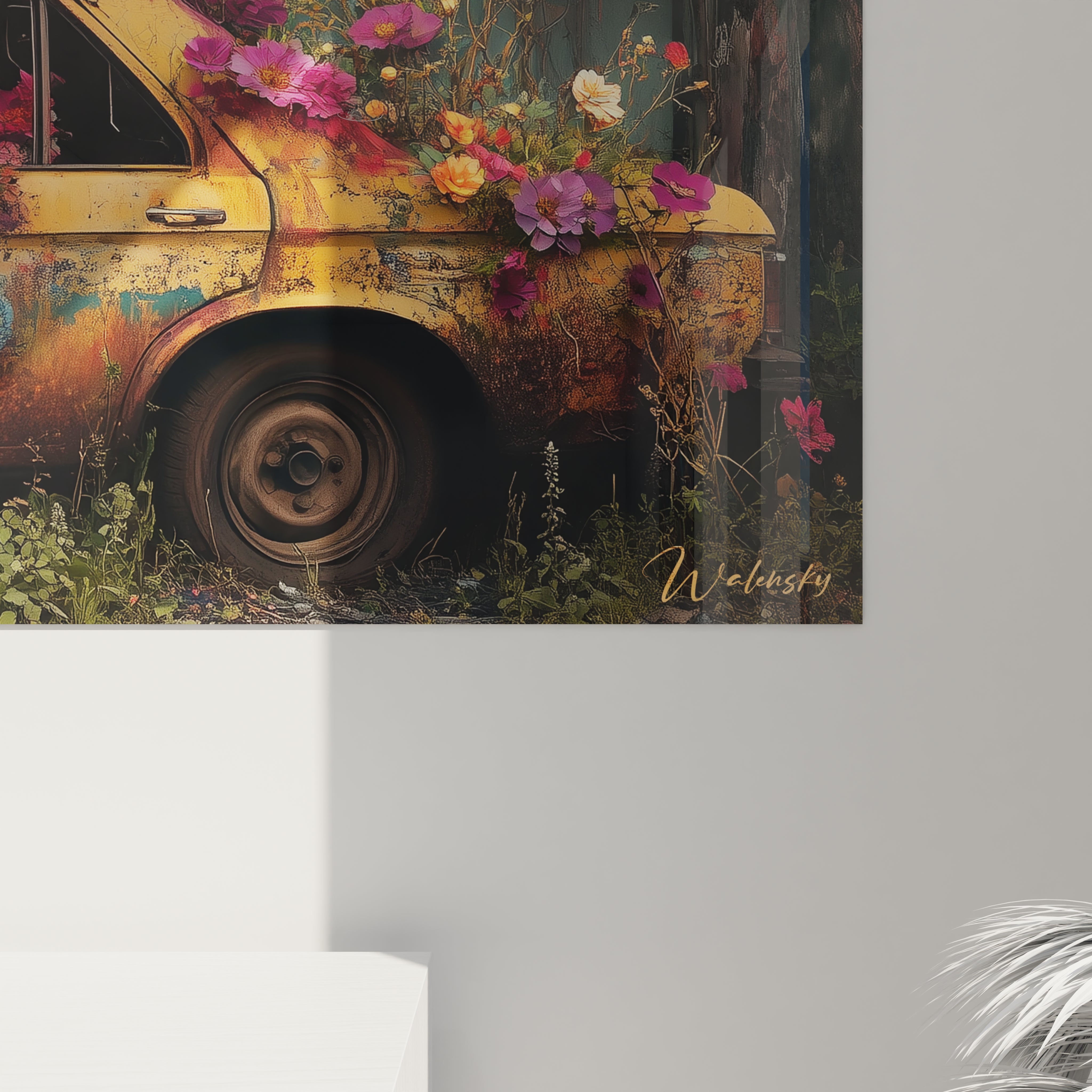 Un tableau panoramique dépeignant une carcasse de voiture jaune transformée en jardin sauvage, où des fleurs roses éclatantes jaillissent de l'intérieur et recouvrent l'extérieur, illustrant le dialogue entre abandon industriel et renaissance naturelle.
