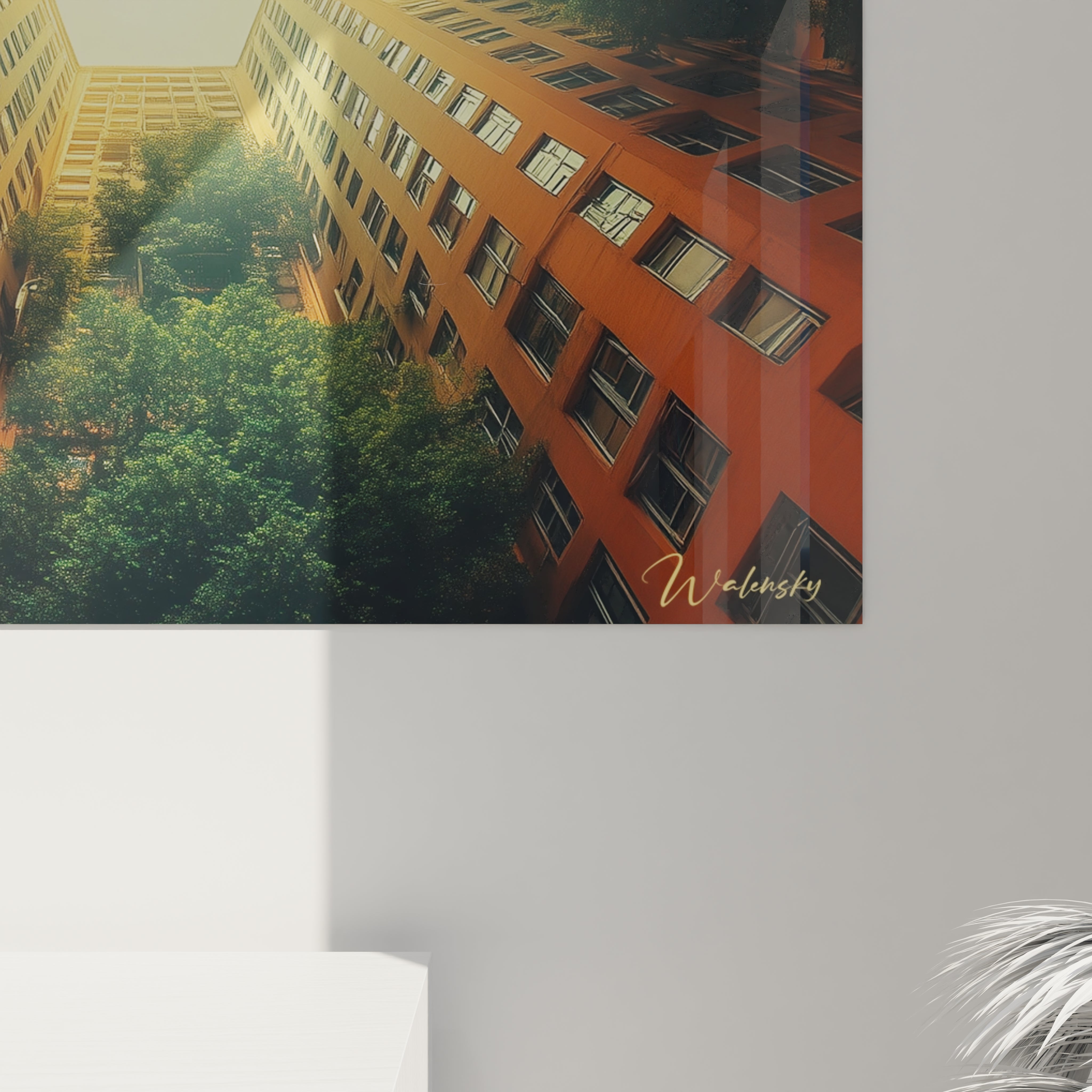 Un tableau géométrique présentant une composition urbaine en contre-plongée où quatre façades d'immeubles orange convergent vers un centre lumineux, créant un effet de profondeur vertigineux rehaussé par des touches de végétation verte entre les structures.
