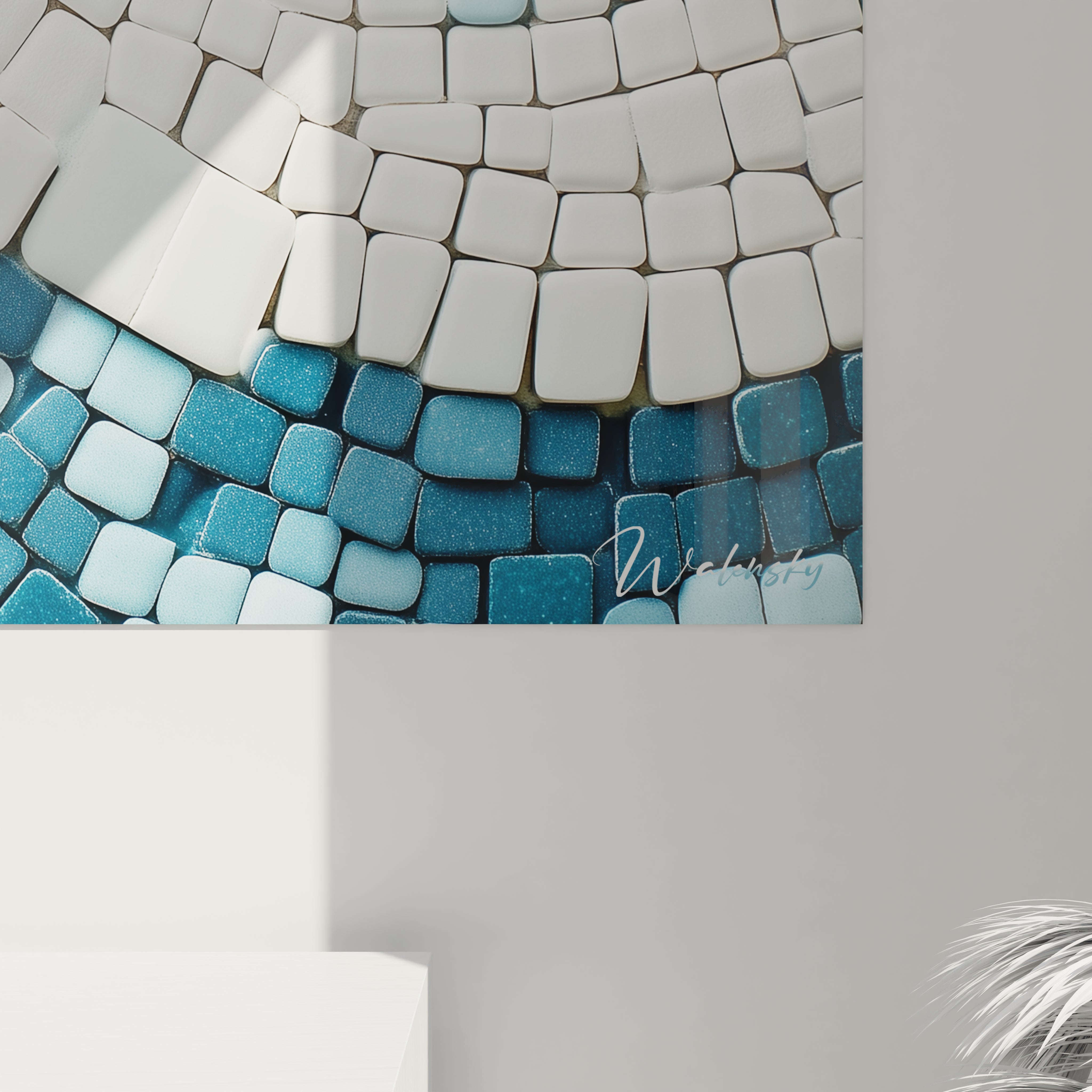 Un tableau mosaïque abstrait aquatique composé de minuscules carreaux disposés en arcs concentriques, utilisant un camaïeu de bleus et de blancs pour créer une illusion de mouvement ondoyant avec une texture en relief qui change d'aspect selon l'angle de vue.
