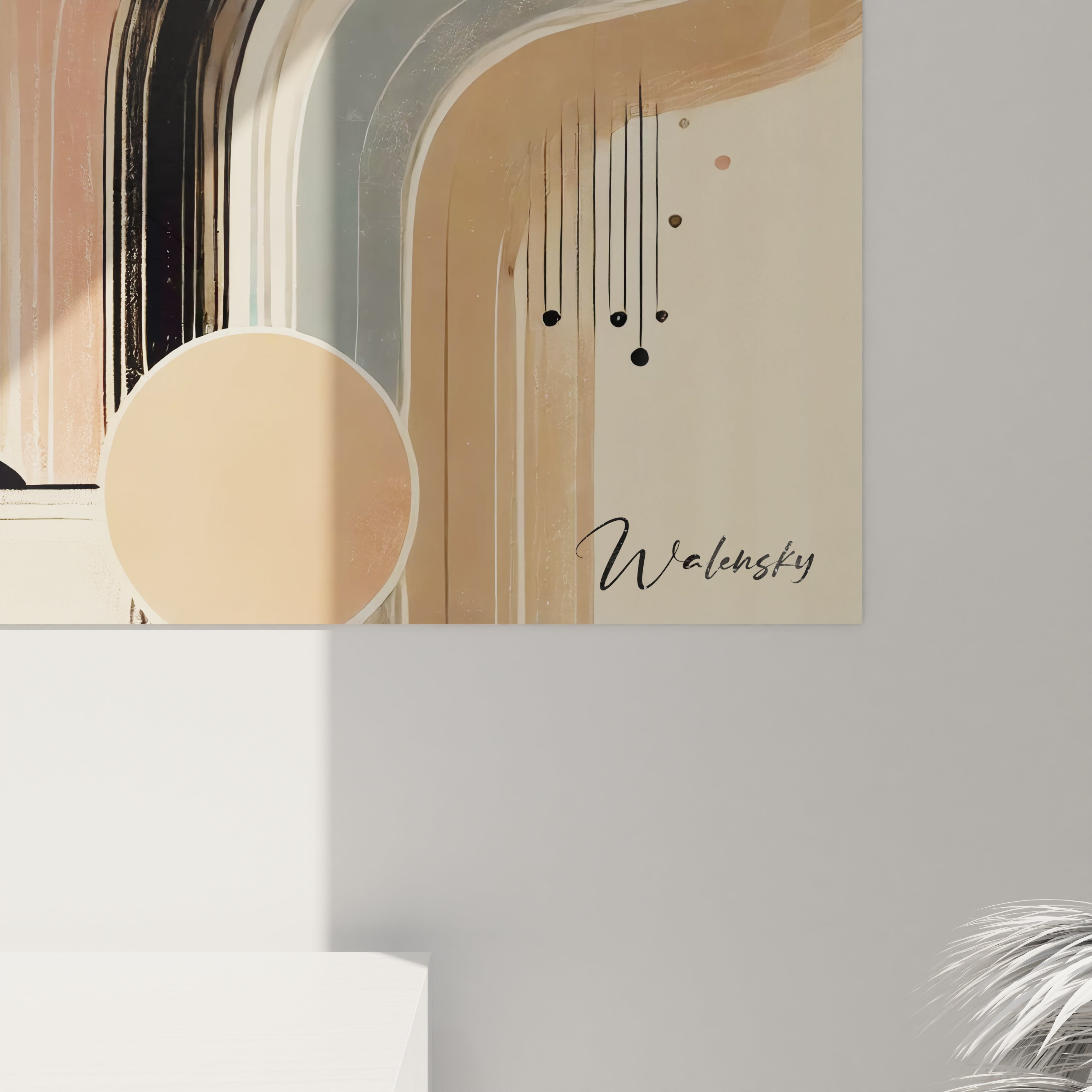 Gros plan sur le tableau abstrait, révélant les détails des formes circulaires et des courbes fluides. La silhouette féminine noire ressort avec grâce sur le fond beige et rose poudré.