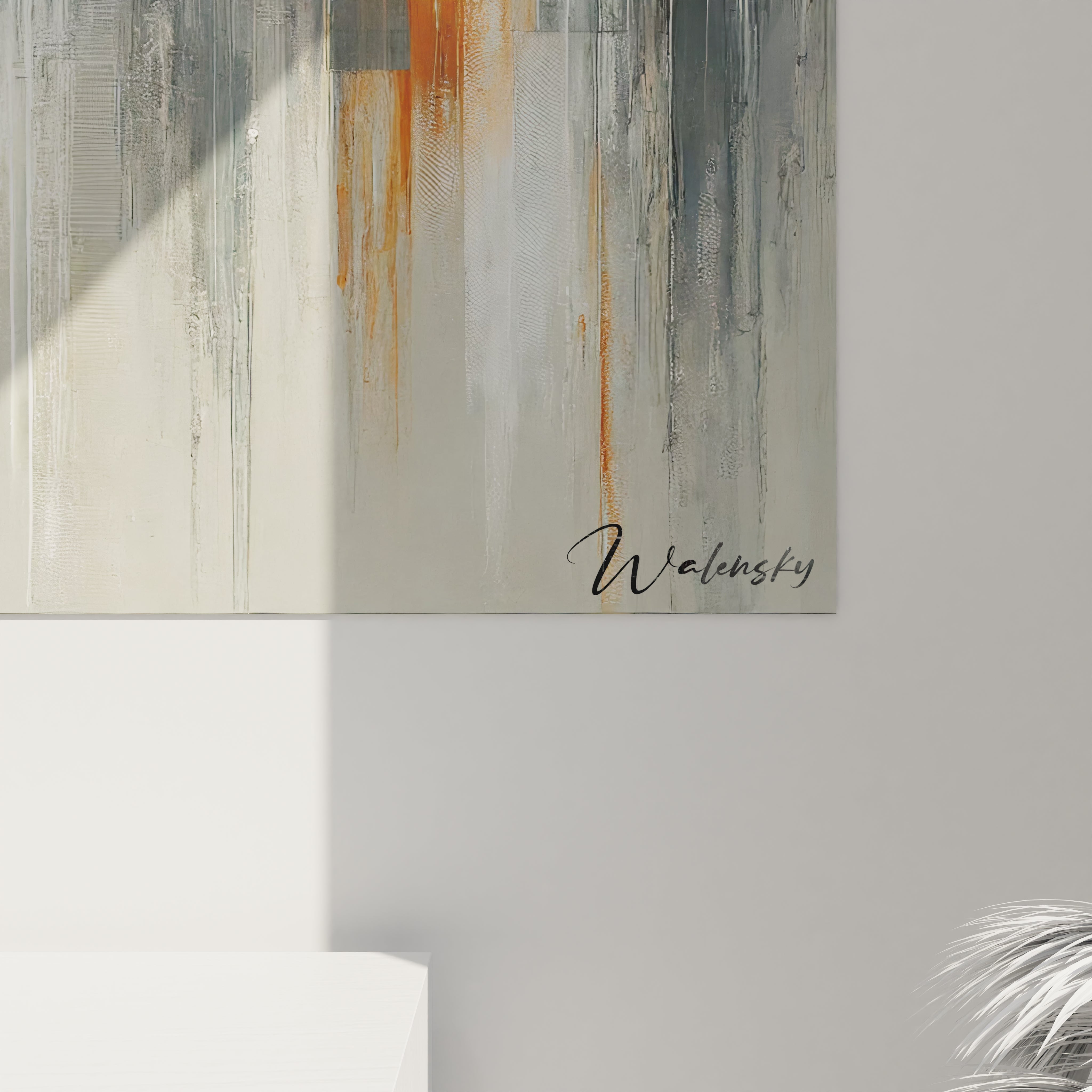 Gros plan sur le tableau cubiste. Les nuances de gris, noir et les touches d'orange vif révèlent les détails des formes géométriques et des lignes fines, ajoutant une profondeur unique.