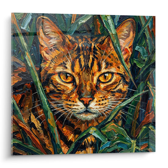 Quadro artistico di un gatto Bengal con occhi dorati nascosto nell'erba verde, stile pittura espressionista