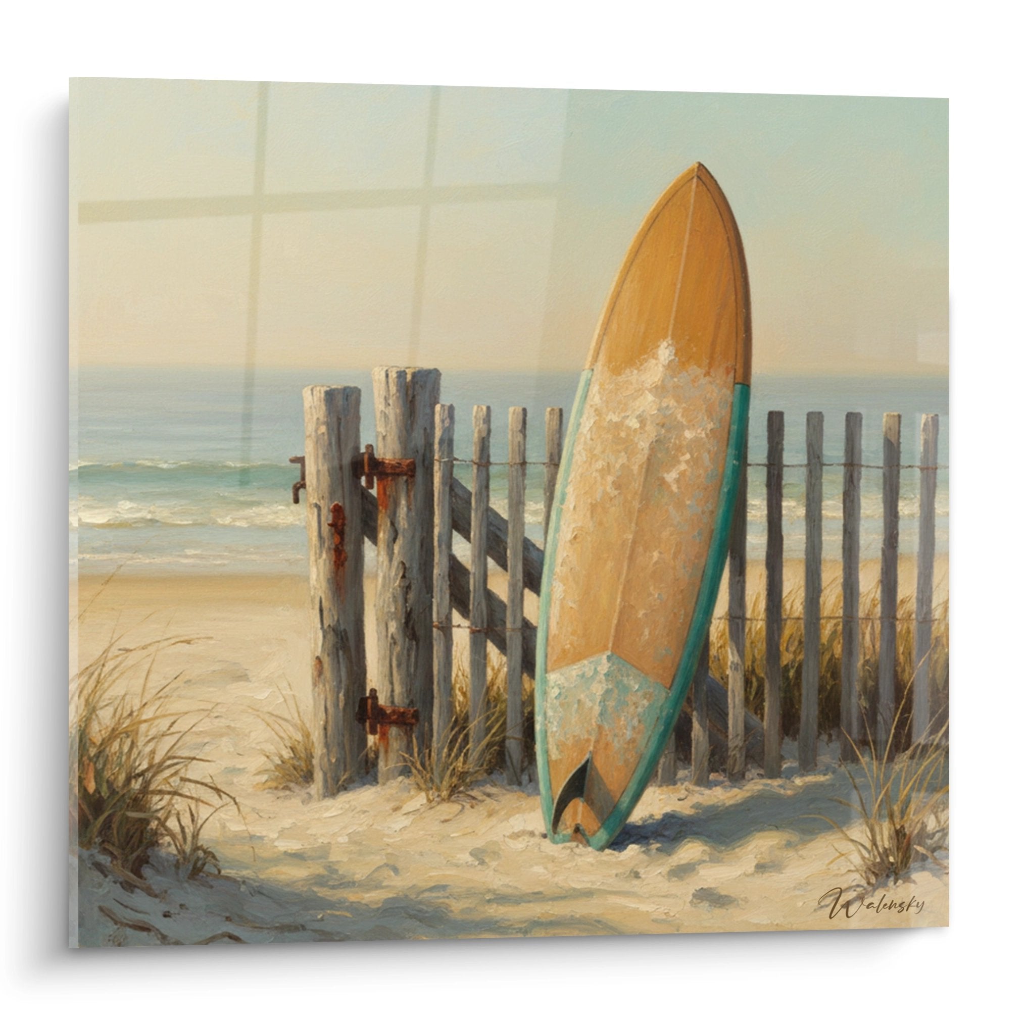 Tableau décoratif planche de surf vintage orange et turquoise appuyée contre palissade bois sur plage dorée