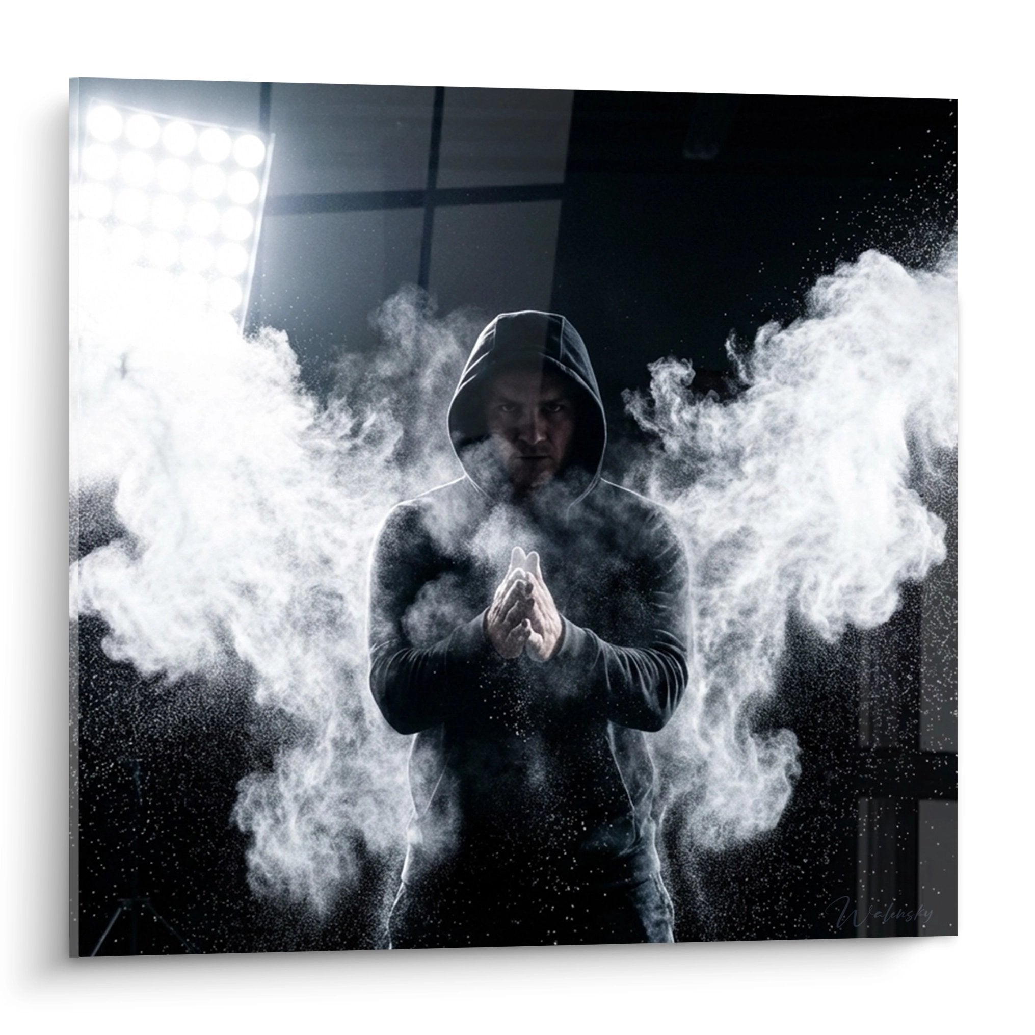 Quadro crossfit atleta con cappuccio circondato da esplosione di polvere bianca motivazione sport