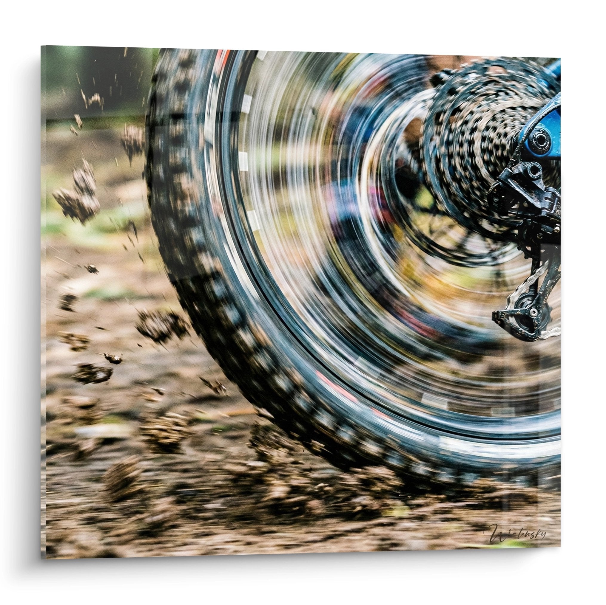 Tableau artistique roue VTT en rotation avec effet mouvement circulaire sur terrain naturel