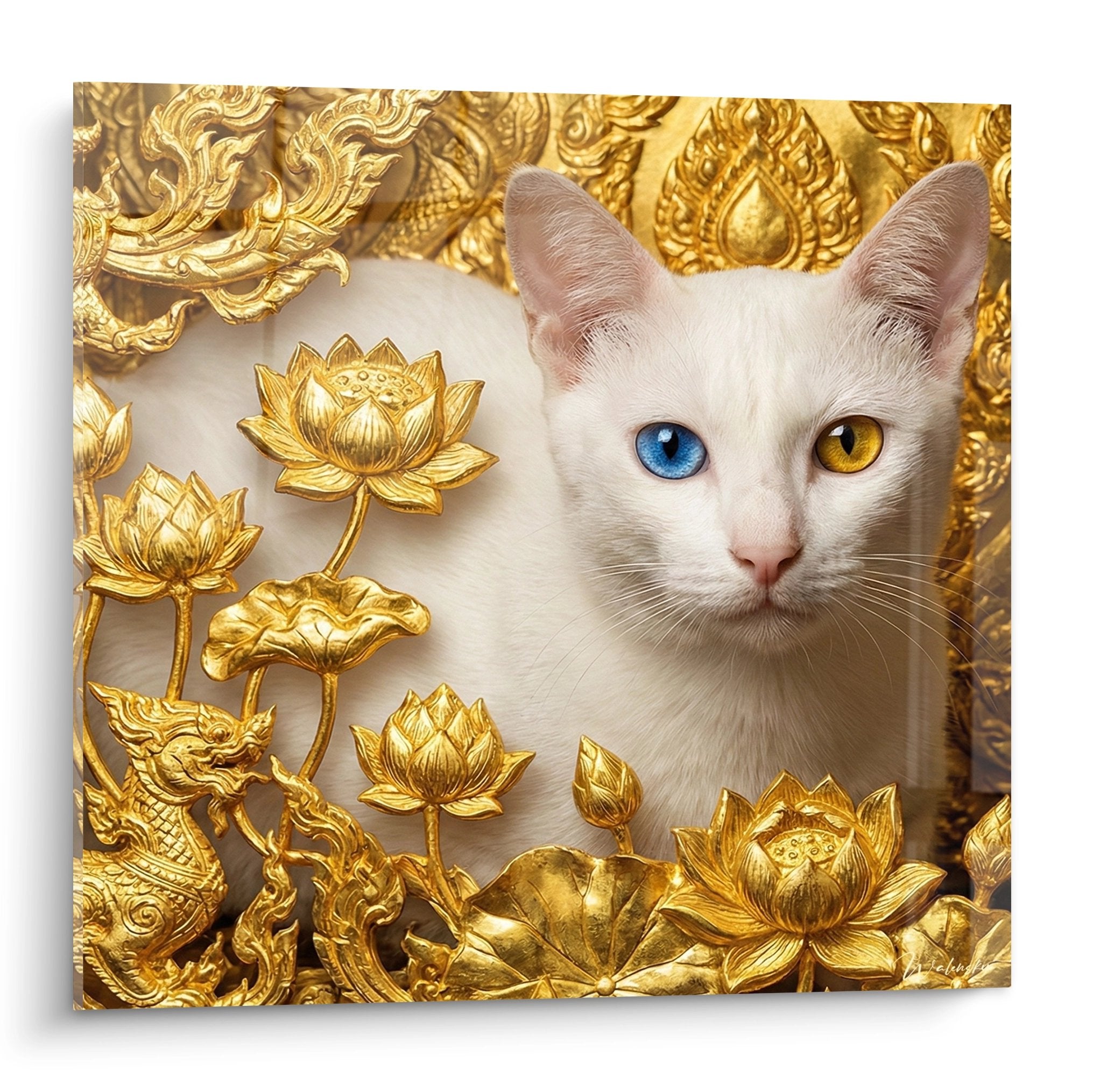 Chat Khao Manee blanc aux yeux vairons bleu et ambre entoure de lotus dores et ornements thailandais artistiques