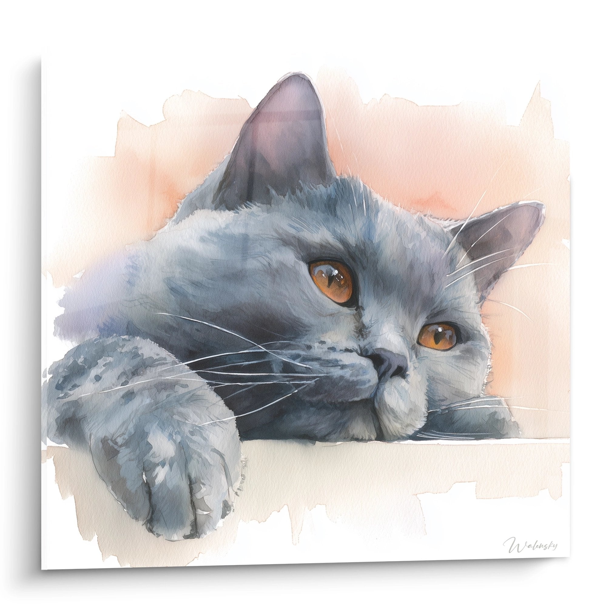 Aquarellgemälde Kartäuser Katze mit goldenen Augen, zarte Pose, elegante Pfote, pfirsich-beiger Hintergrund, Katzenkunst für die Wanddeko