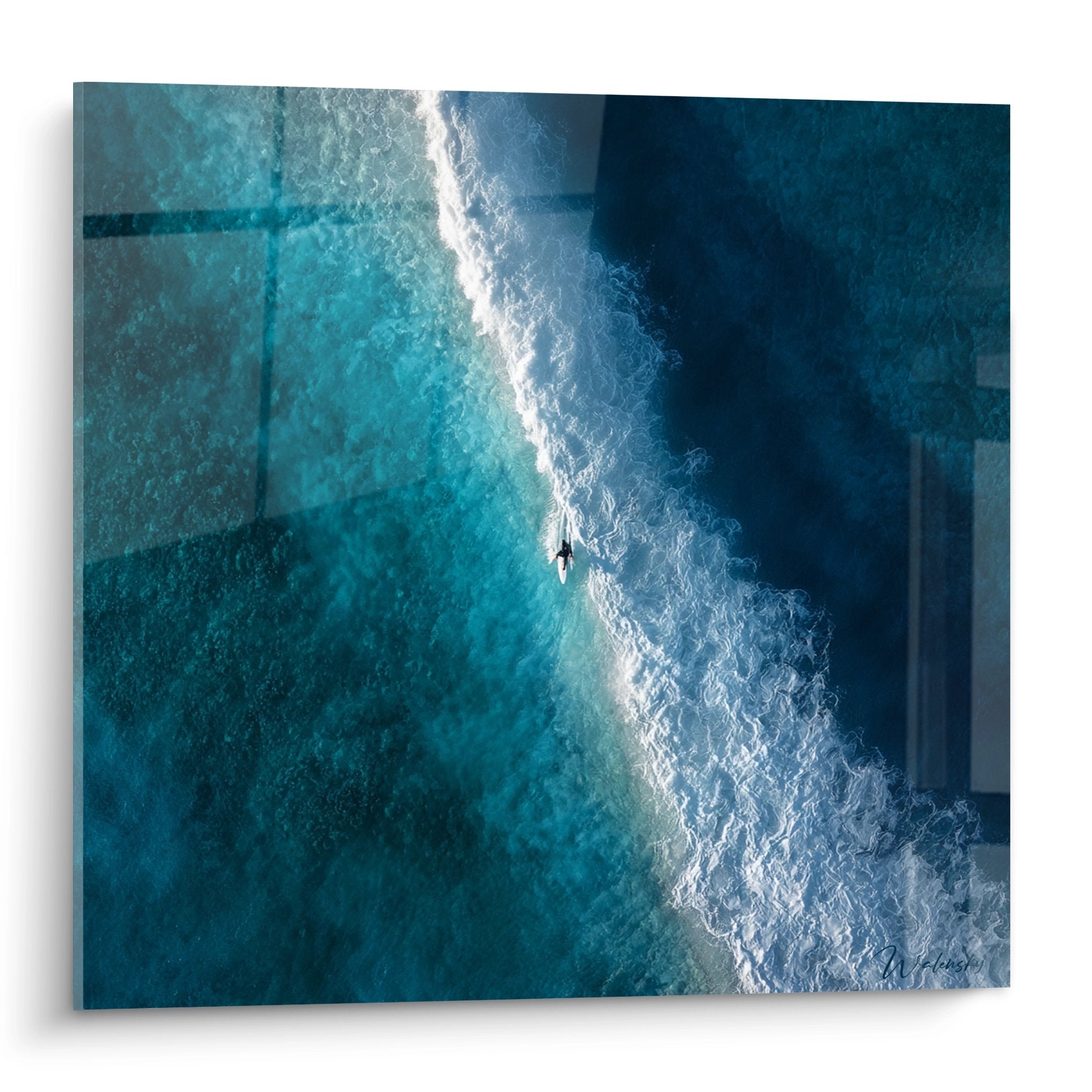 Vue aerienne ocean bleu turquoise avec surfeur solitaire et ecume blanche, perspective plongeante artistique