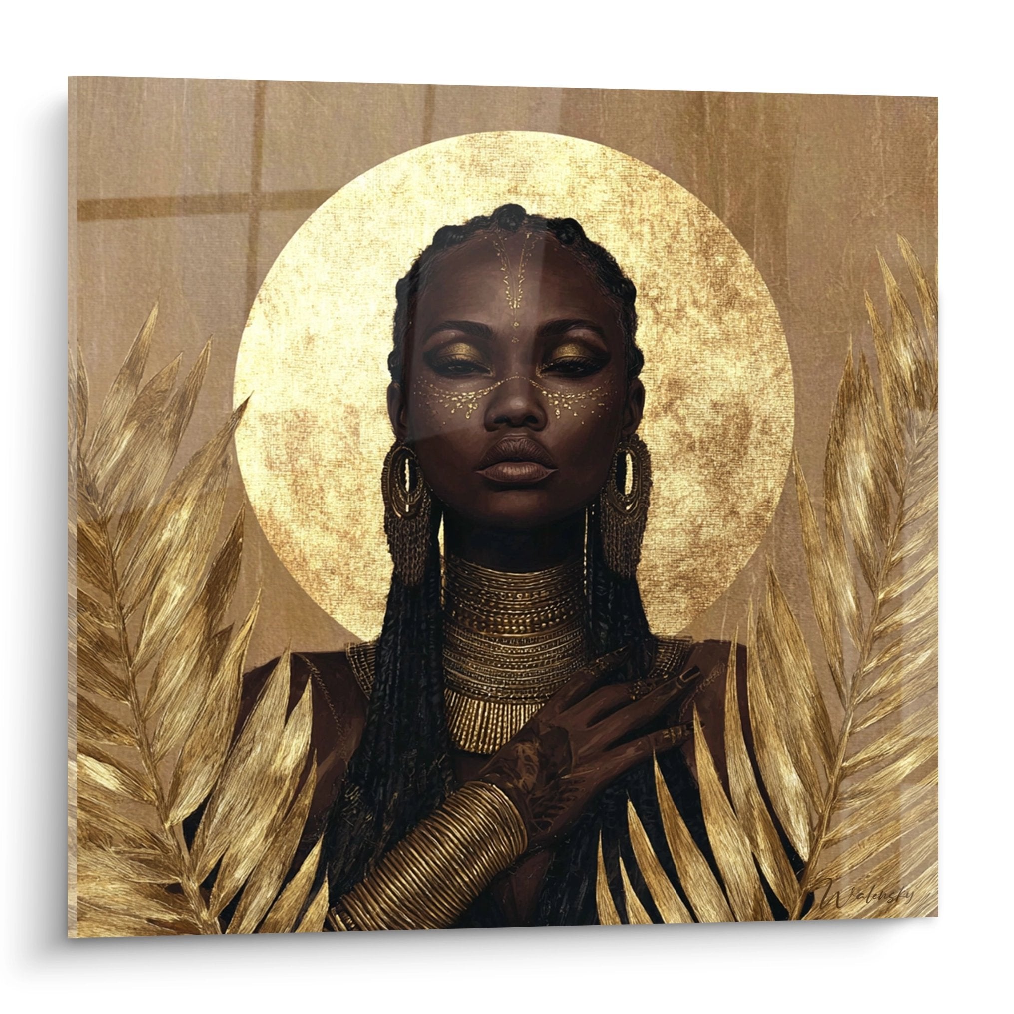 Quadro ritratto dea africana dorata con gioielli tradizionali e aureola luminosa incorniciata da palme