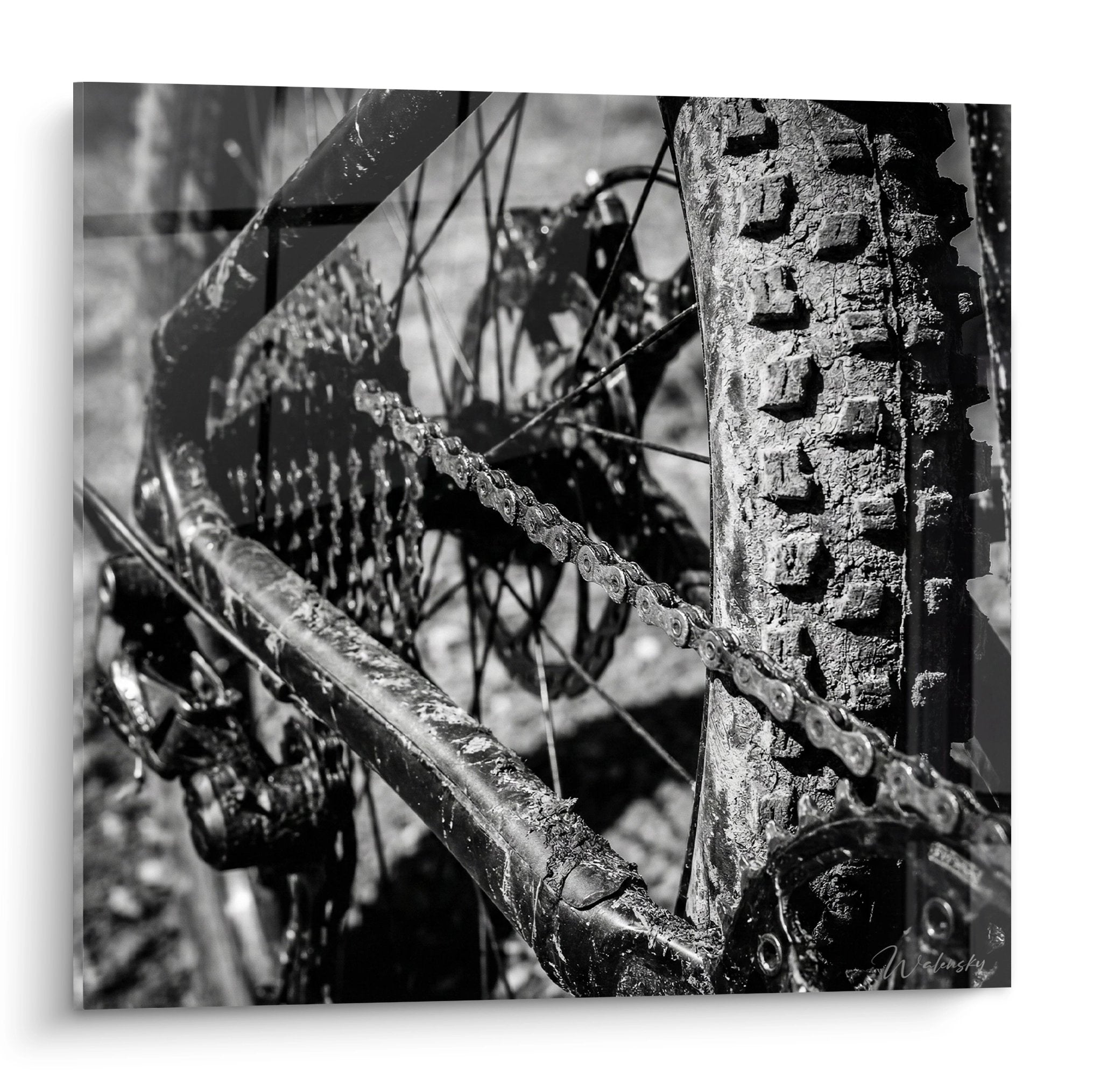 Tableau noir et blanc VTT montrant transmission boueuse avec chaîne et plateau après sortie tout-terrain