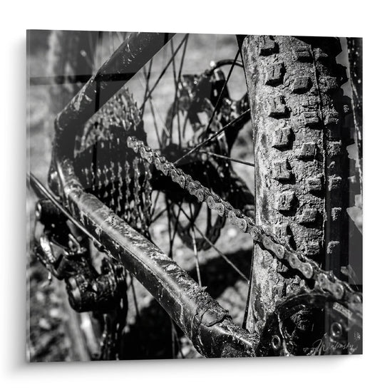 Tableau noir et blanc VTT montrant transmission boueuse avec chaîne et plateau après sortie tout-terrain