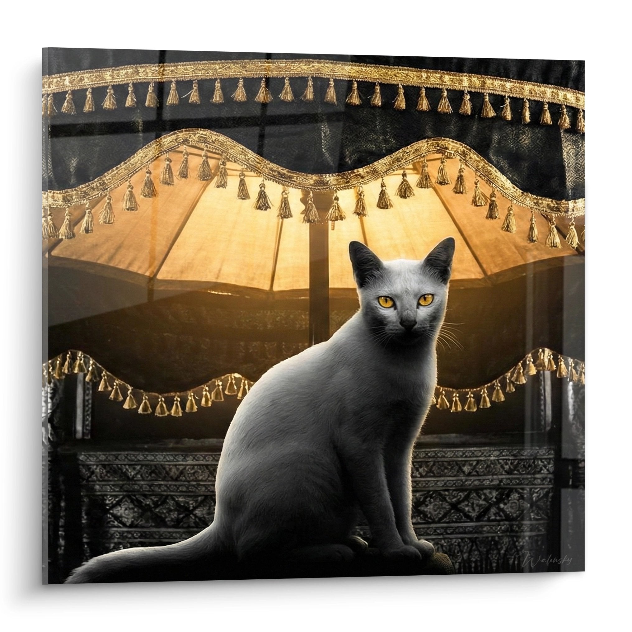 Chat aux yeux dores assis devant parasol oriental luxueux avec franges dorees et motifs geometriques