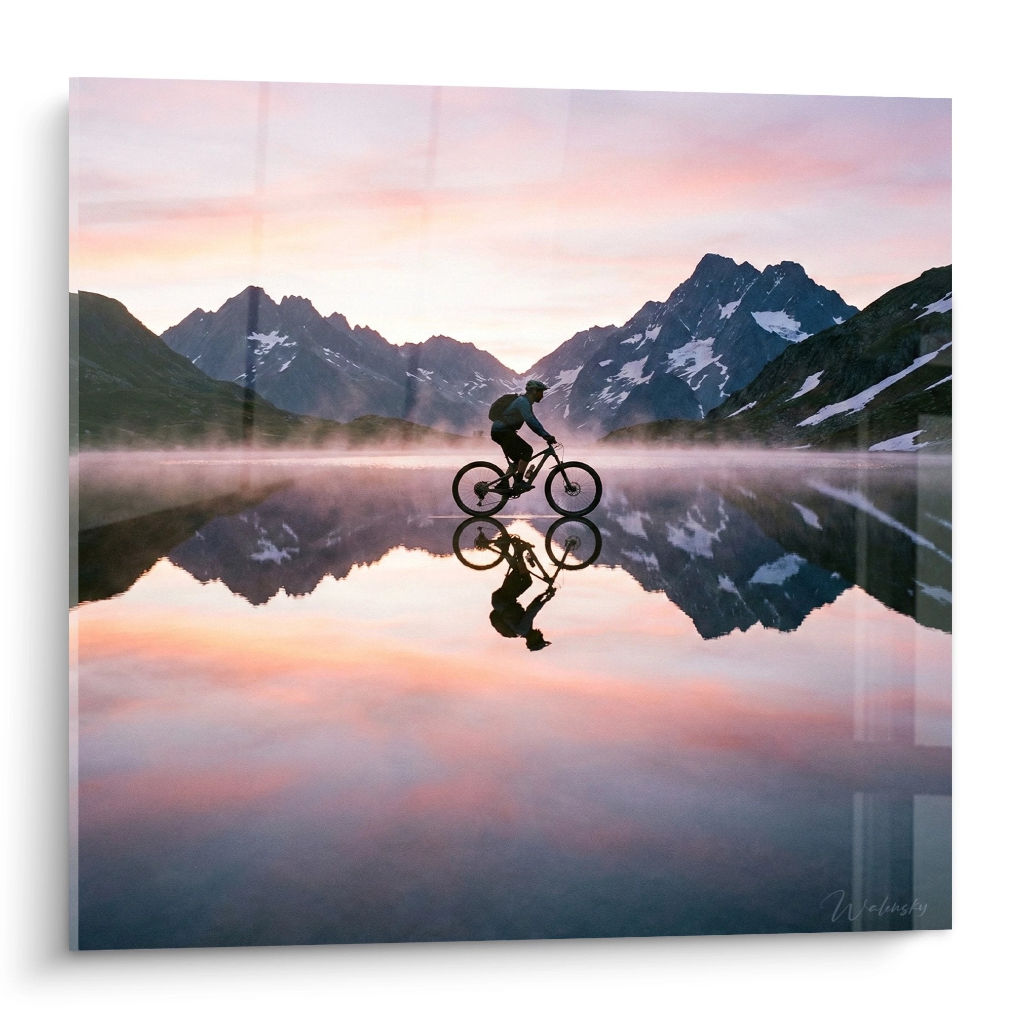 Tableau VTT cycliste reflet lac montagne coucher soleil sommets enneiges brume alpine art mural sport