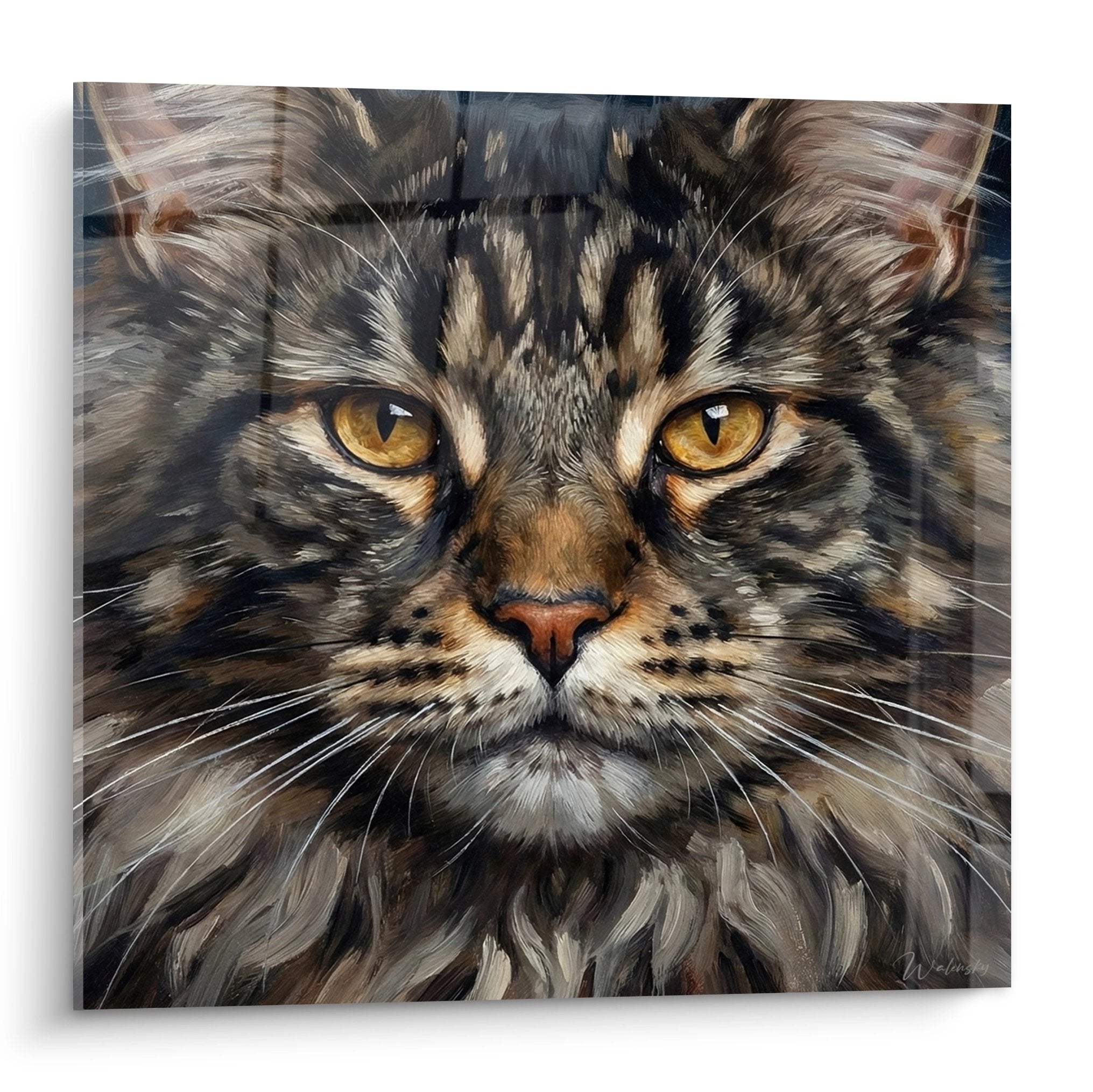 Ritratto realistico gatto Maine Coon con occhi dorati ambra su tela, mantello tabby dettagliato, decorazione murale felina