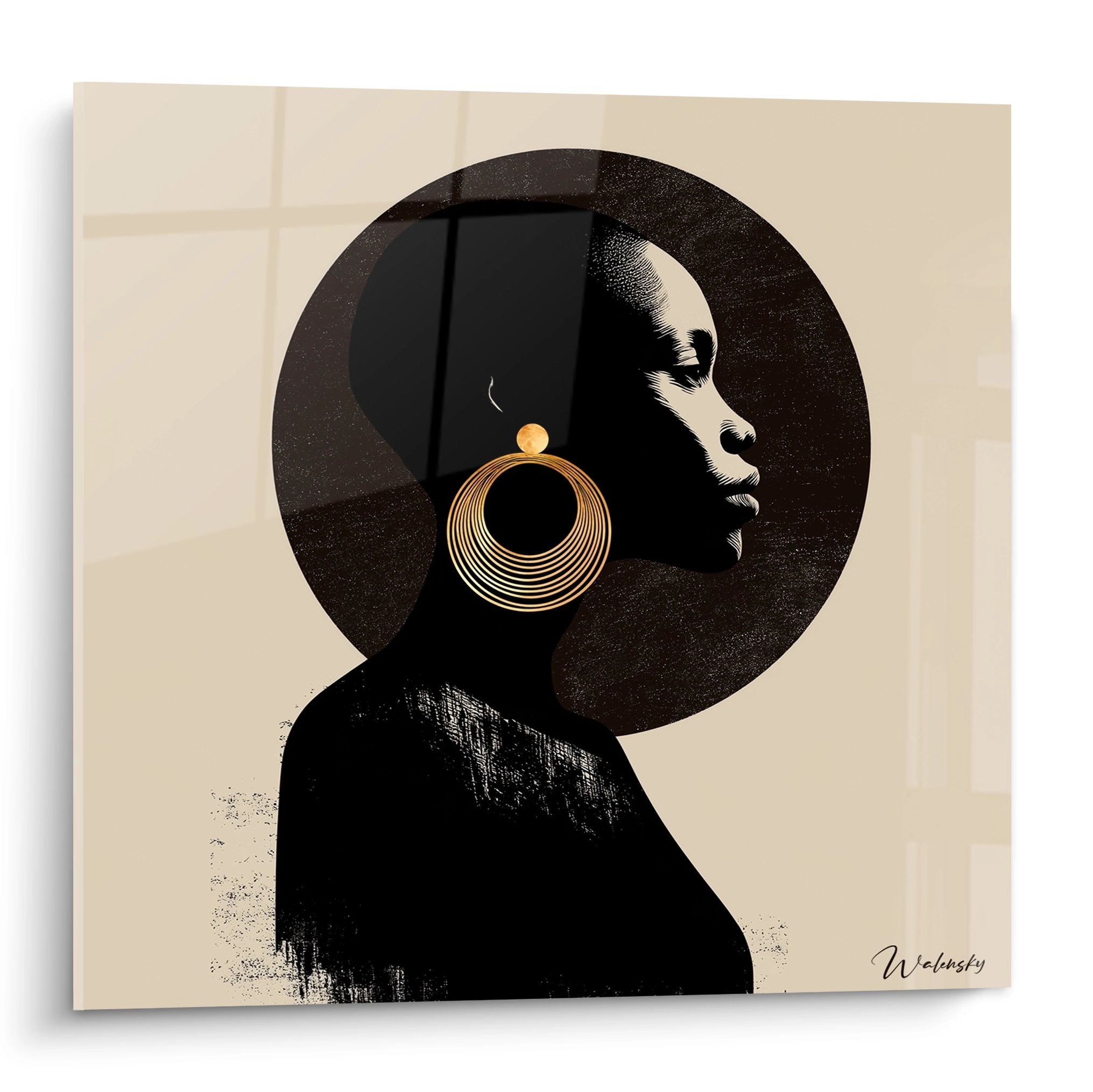 Quadro moderno che rappresenta il profilo di una donna africana con orecchini dorati su sfondo beige e nero