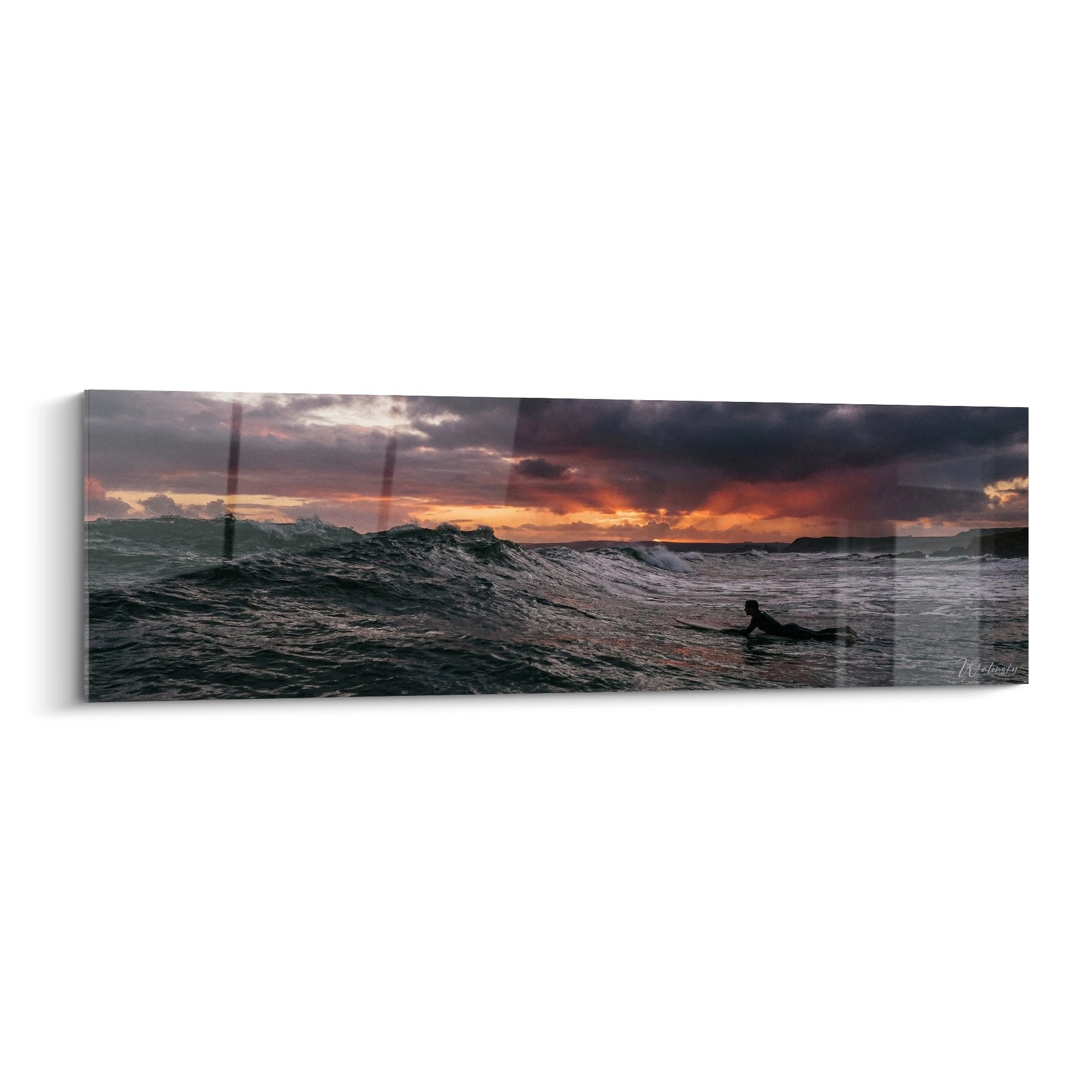 Tableau surf montrant surfeur dans vagues au coucher de soleil avec ciel dramatique orange